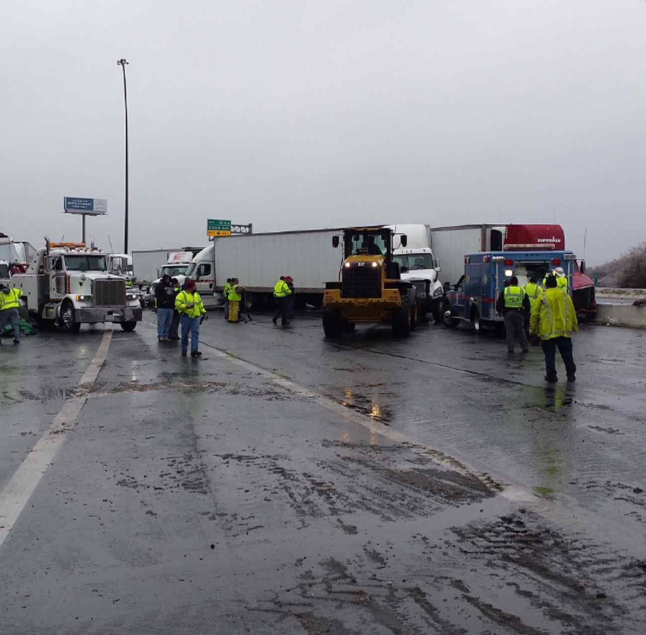 Dos morts i 12 ferits en un espectacular accident a Baltimore amb 50 vehicles