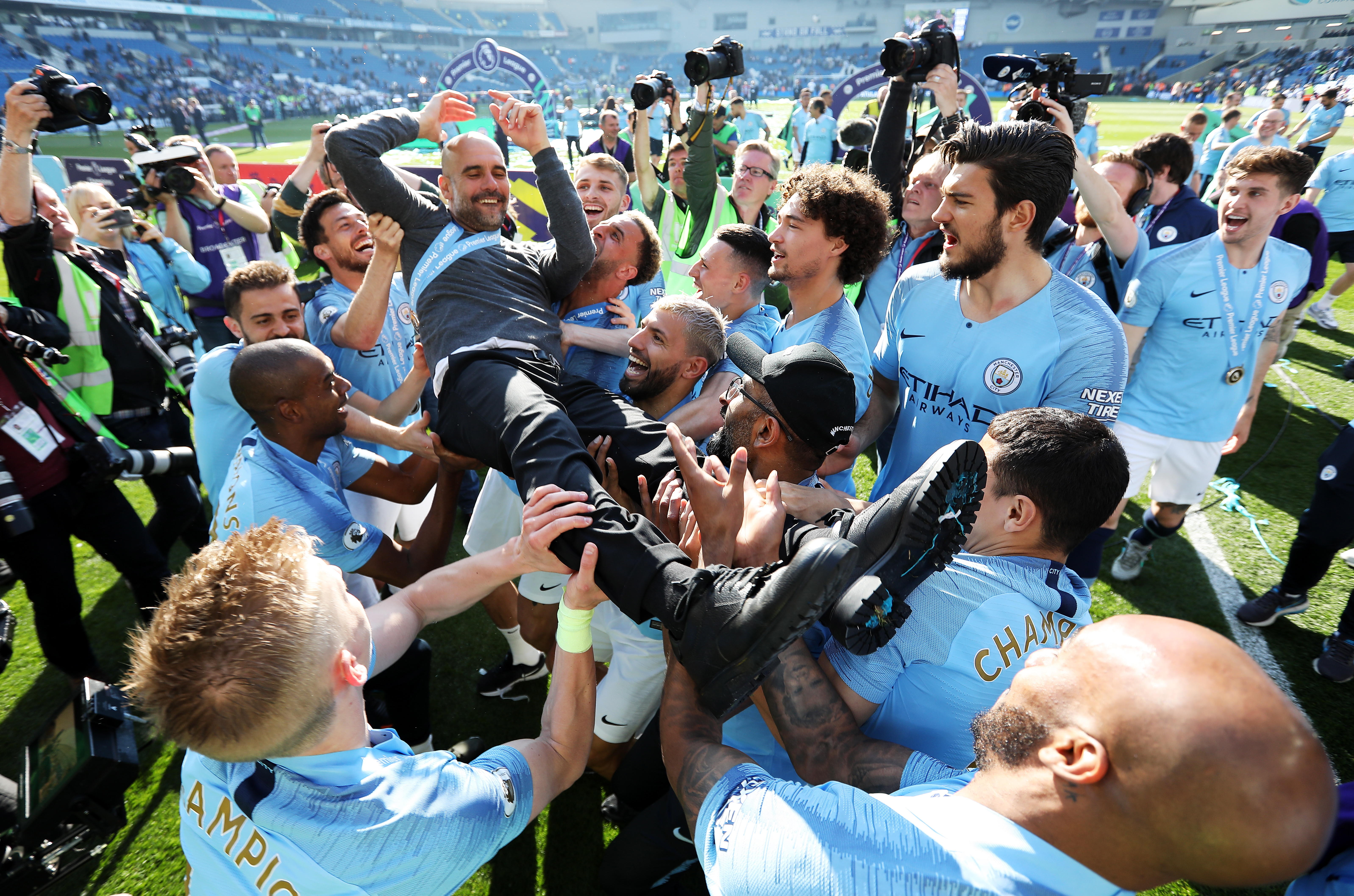 Torra i Forn feliciten Pep Guardiola pel seu èxit a Anglaterra