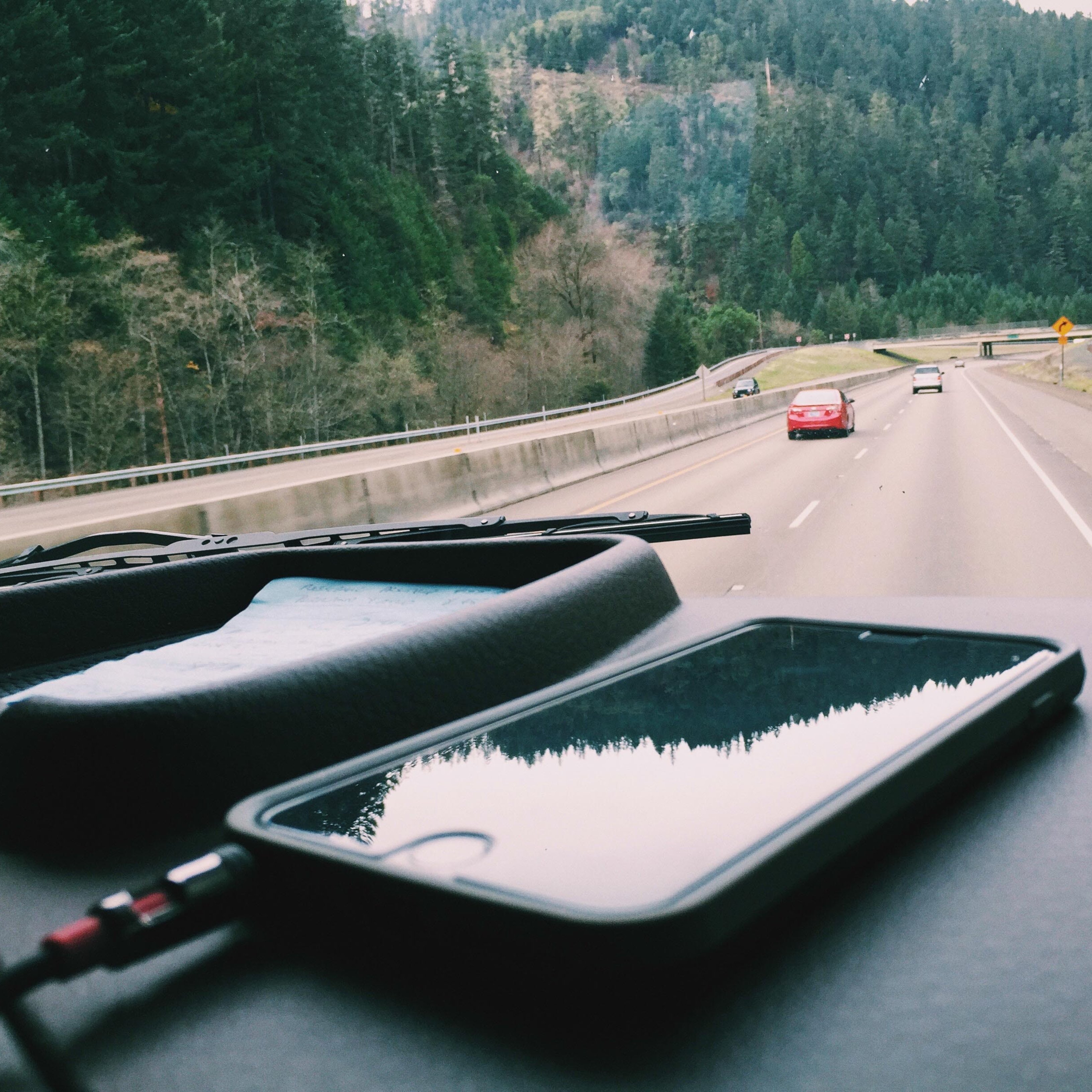 Por qué cargar tu móvil en el coche es una mala idea