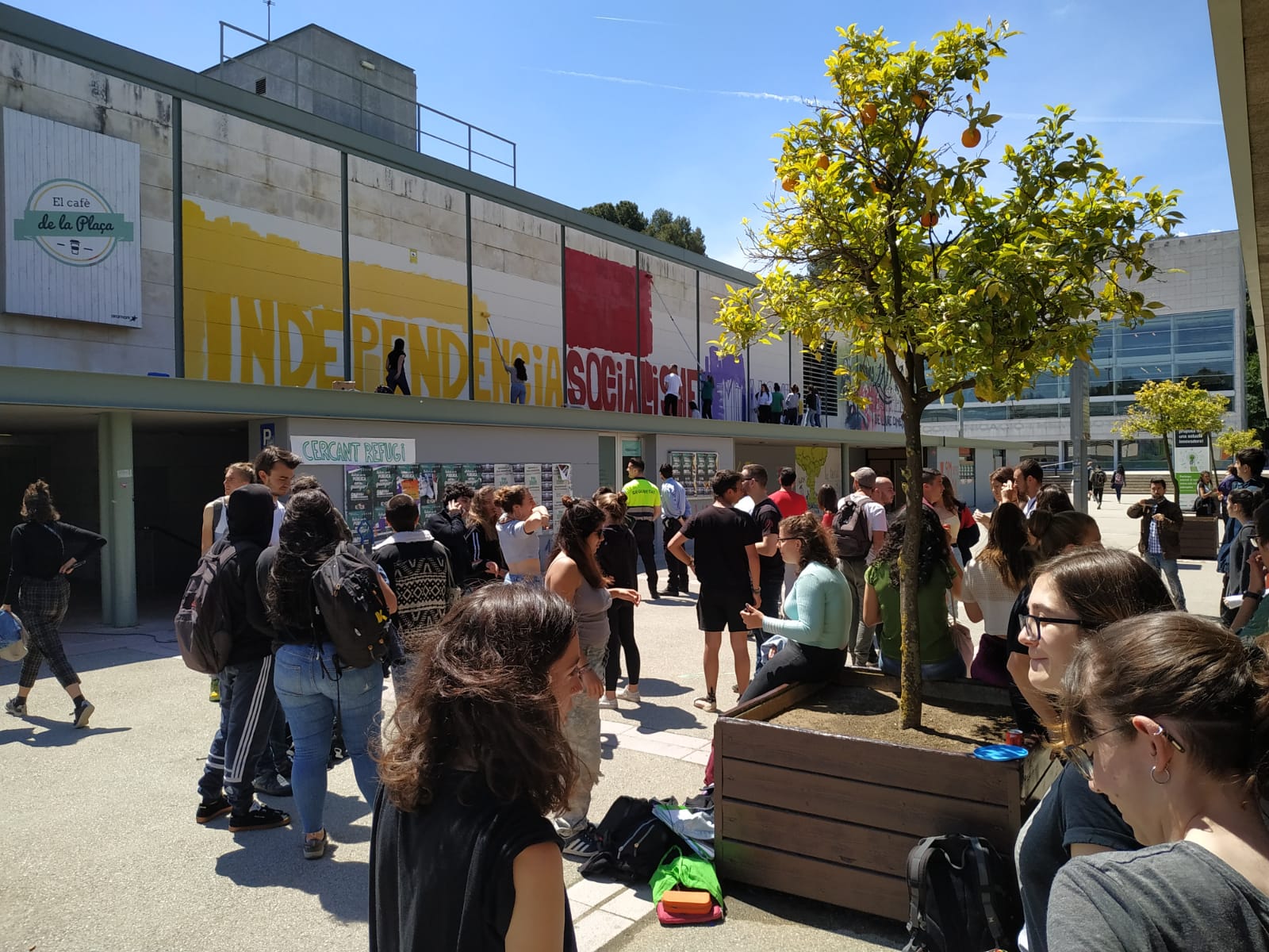 Vuelven a pintar el mural independentista de la UAB