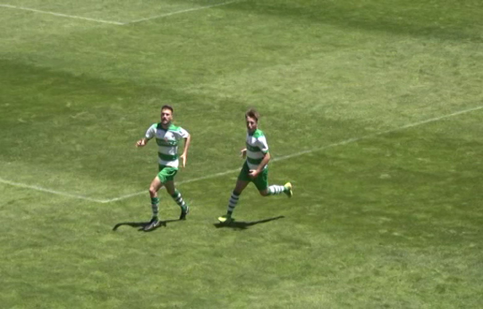 El davanter del Sants Sergio Navarro fa el gol de la jornada