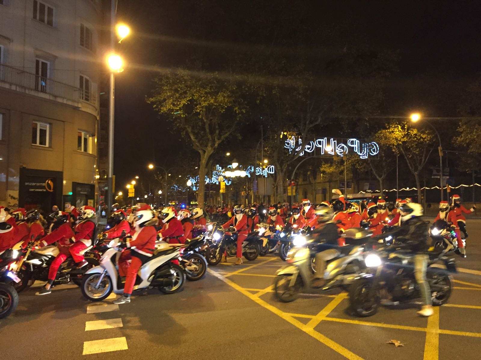 VÍDEO: Barcelona s'omple de Pares Noel motoristes per una bona causa