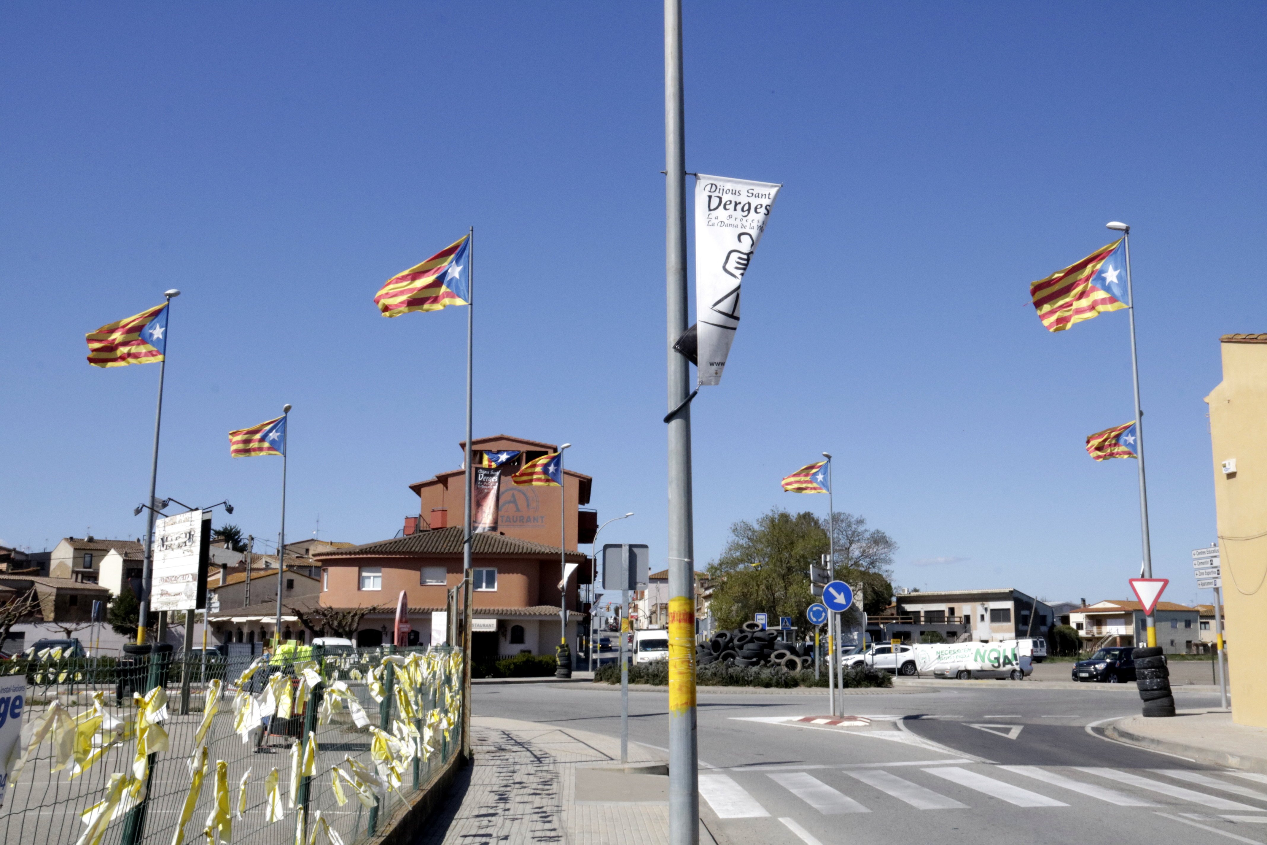 Verges exercirà d'acusació contra "els agressors" que arranquen llaços i estelades