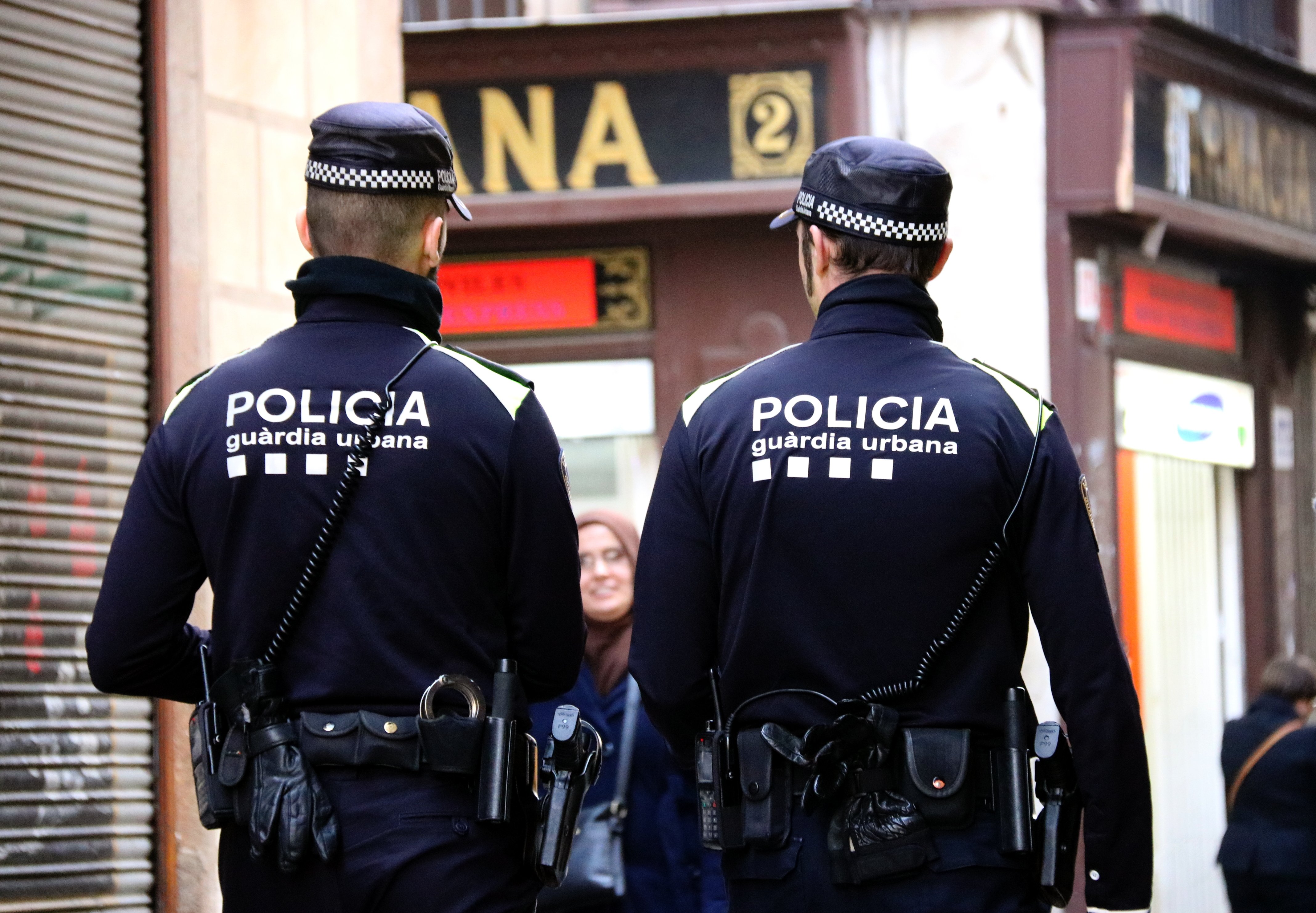 Dos identificats per fer malbé decorats de la plaça del Nord de Gràcia en considerar-los racistes