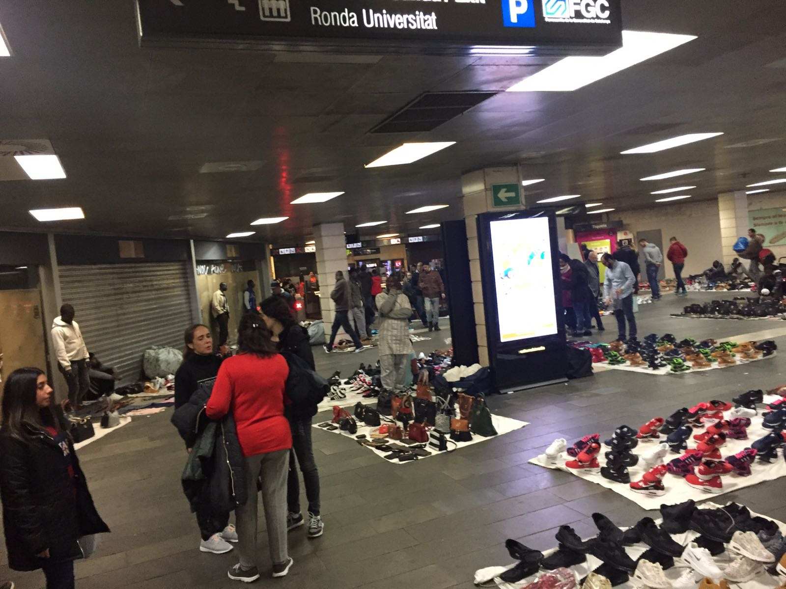 El 'top manta' se hace suya la estación de Plaça Catalunya