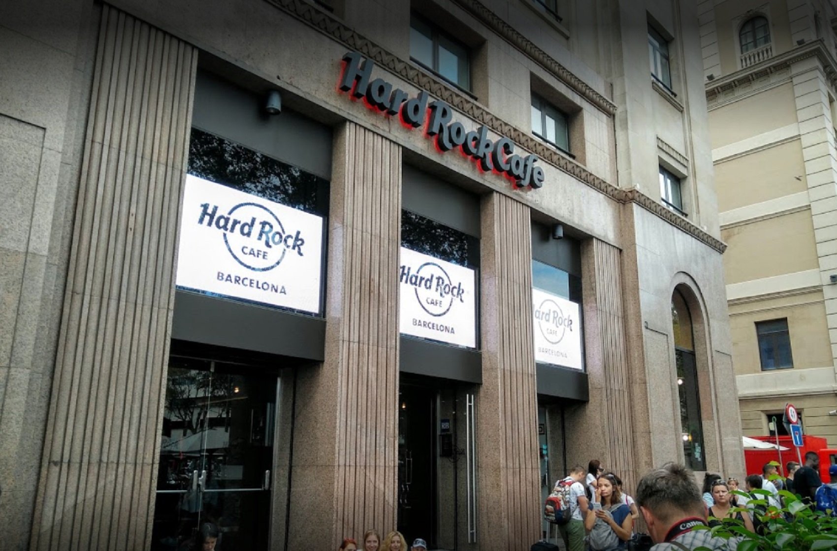 Estupor y cachondeo con el esperpéntico merchandising de la nueva tienda Hard Rock Cafe de Barcelona