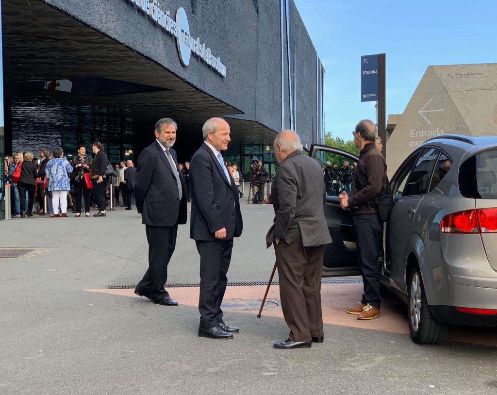 La discreta presència de Jordi Pujol a la quarta fila a les Creus de Sant Jordi