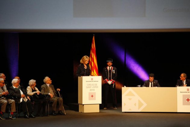 Mariàngela Vilallonga Creu Sant Jordi - Sergi Alcàzar Mariàngela Vilallonga Creu Sant Jordi - Sergi Alcàzar