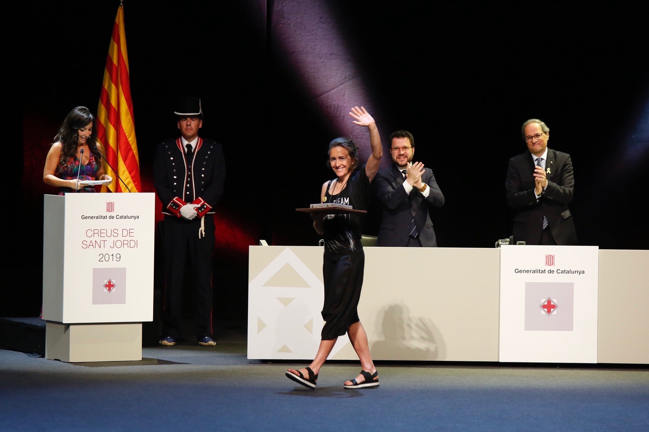 Núria Picas recibe la Creu Sant Jordi con recuerdo para los presos: "La dignidad es para siempre"