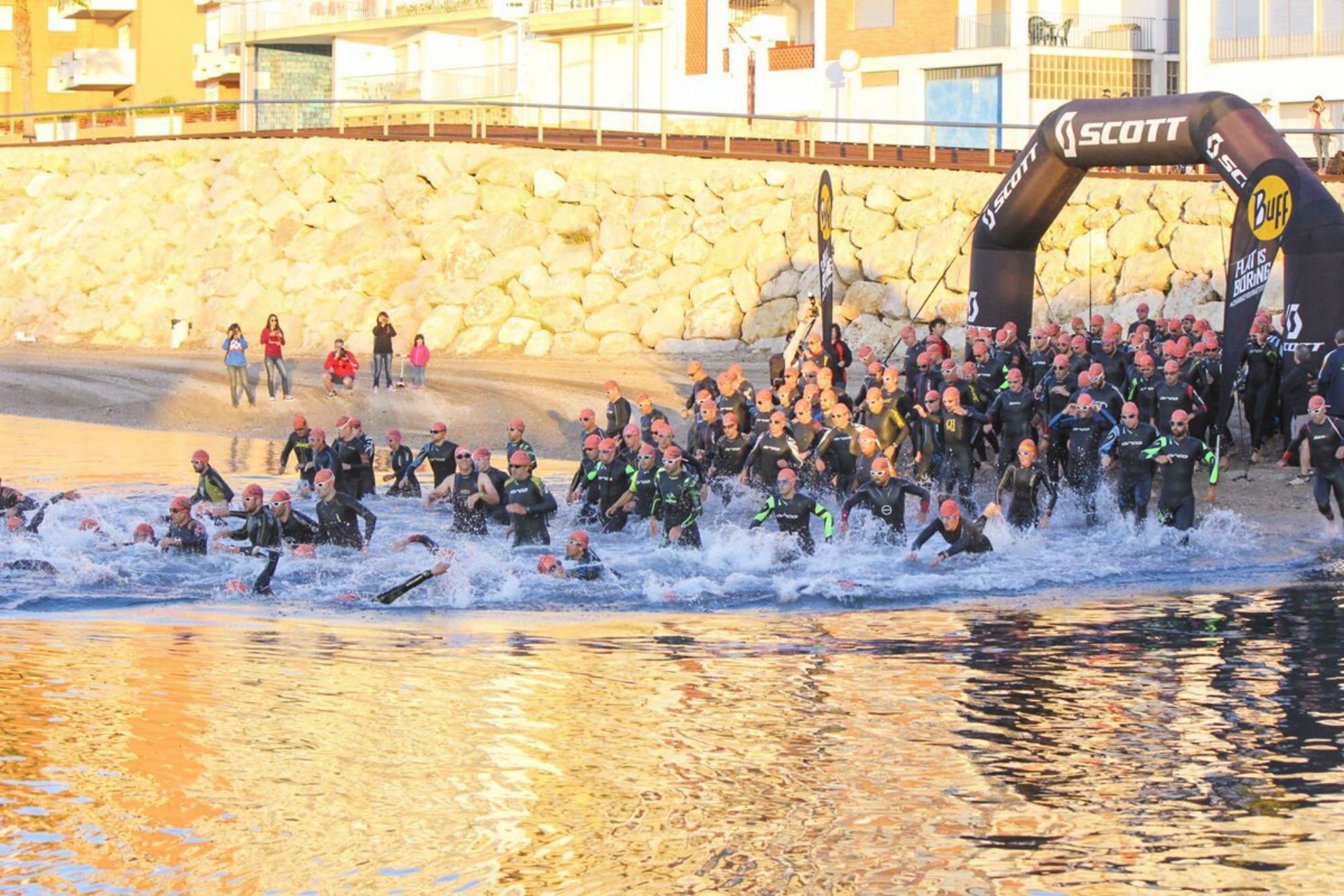 L’Ampolla acull demà la quinzena edició de l’Ironcat Copa de les Nacions de Triatló