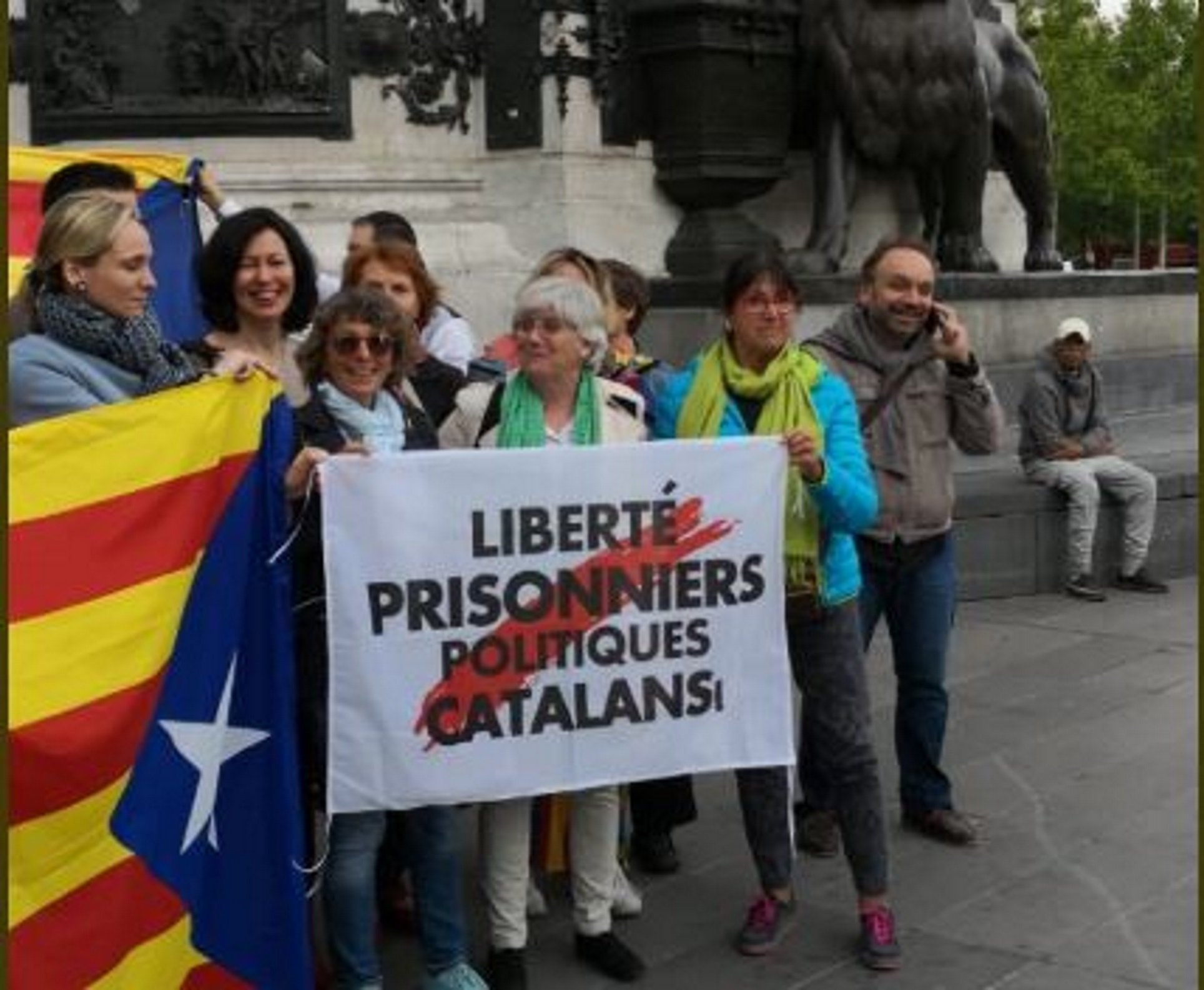 Clara Ponsatí aparece por sorpresa en un acto de JxCat en París