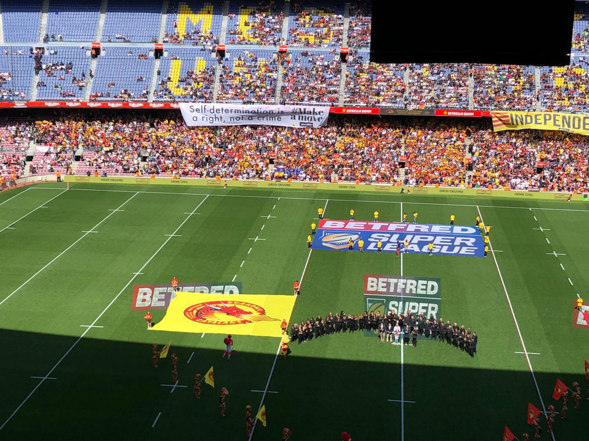 'Els Segadors' sona amb força al Camp Nou gràcies als Dragons Catalans
