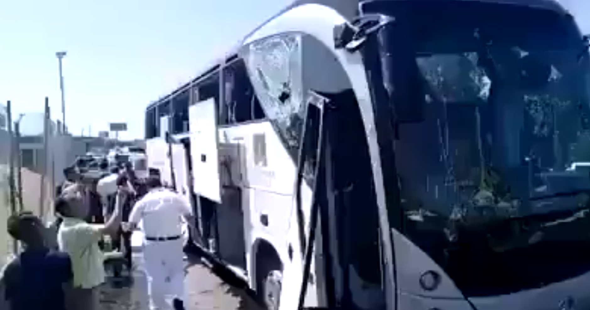 17 heridos en una explosión, al paso de un bus turístico, en El Cairo