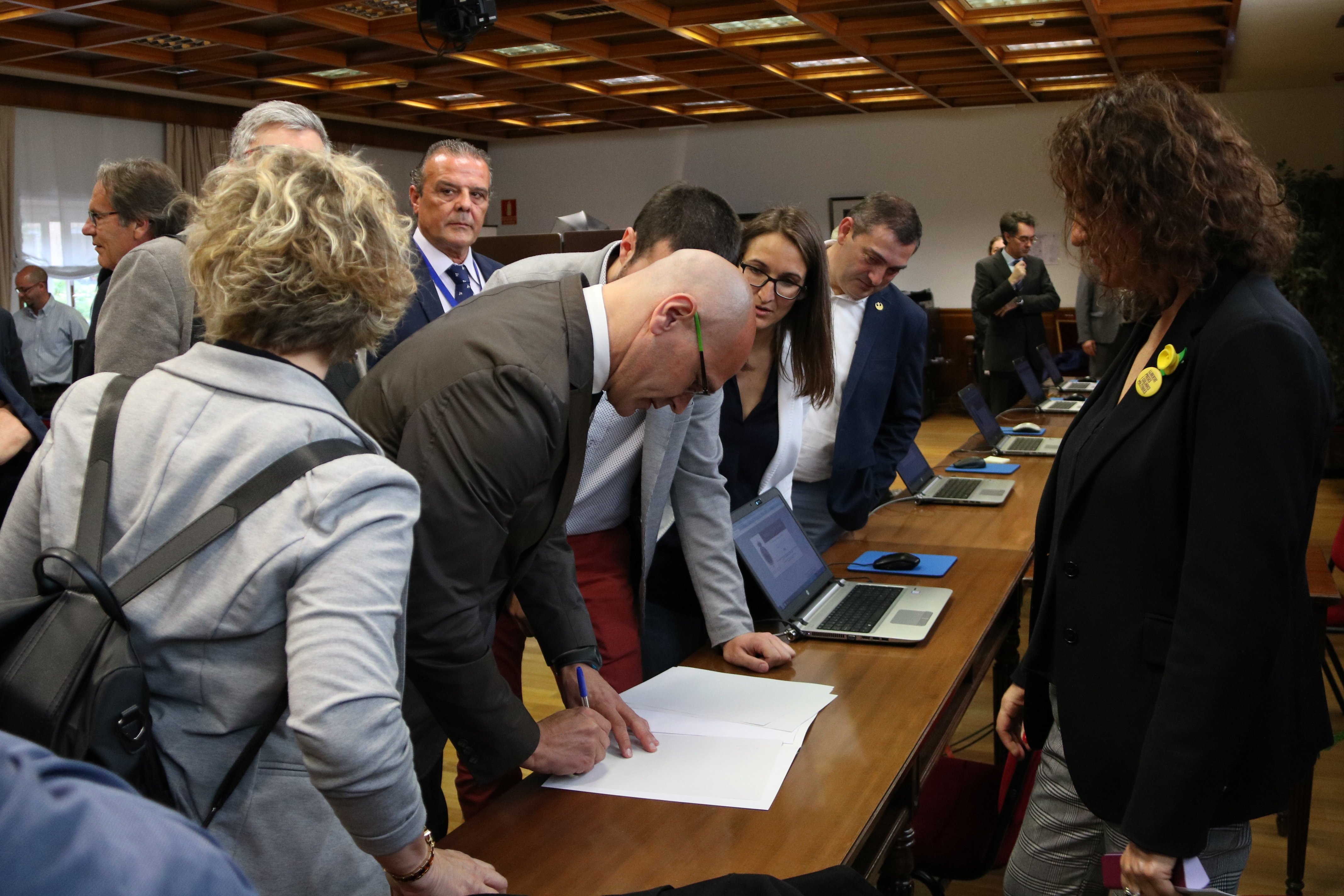 Romeva recoge el acta de senador custodiado por la policía