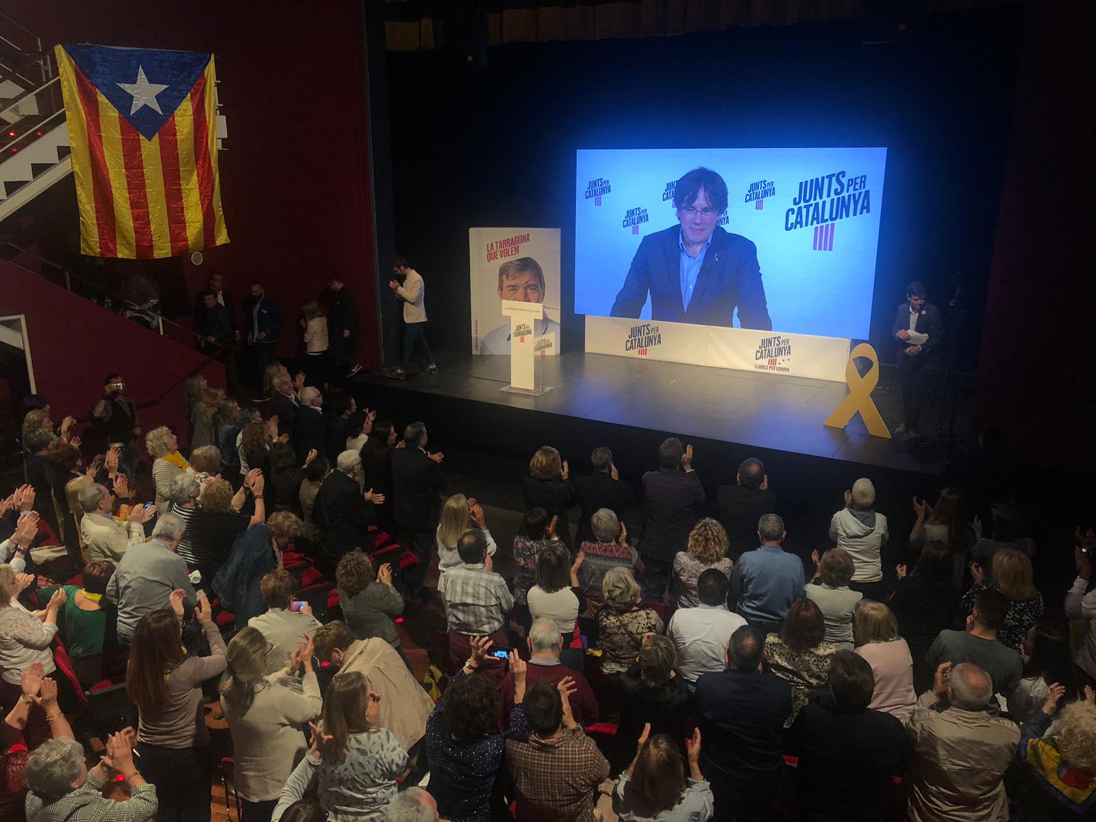 La imatge dels presos a les Corts dona ales a Puigdemont: "Els murs van caient"