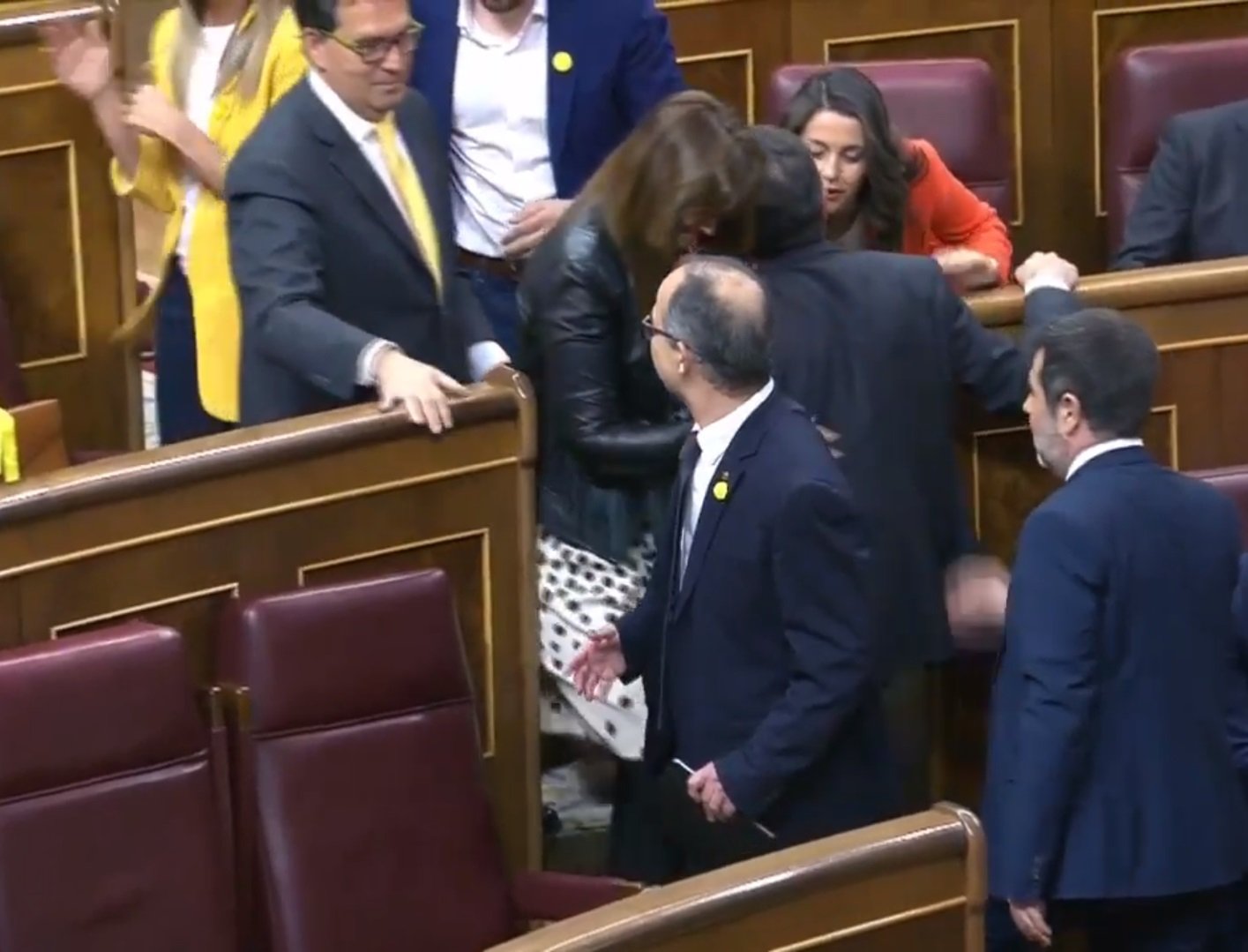 L'entrada dels diputats presos: petons Rull-Arrimadas i conversa Junqueras-Iglesias