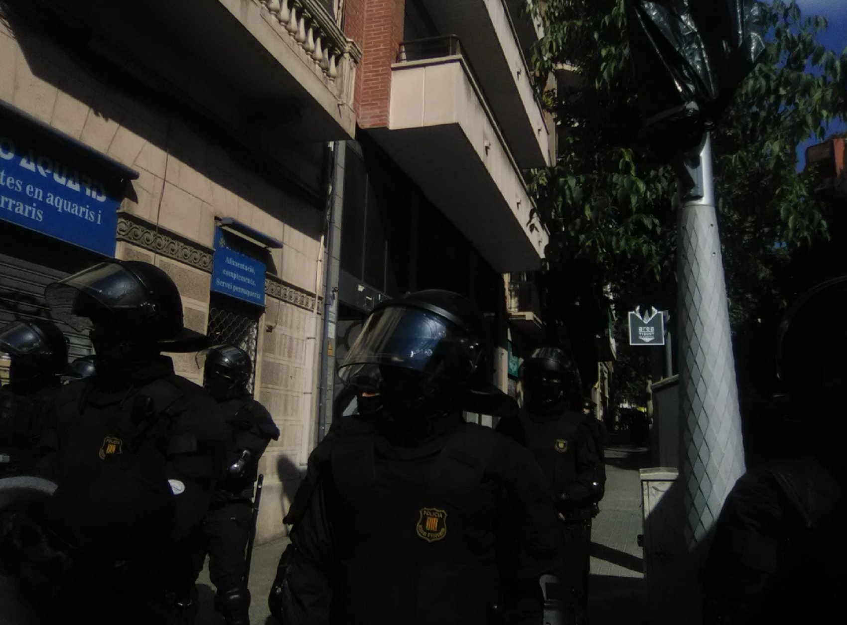 Els Mossos desallotgen una casa okupa al carrer Independència de Barcelona