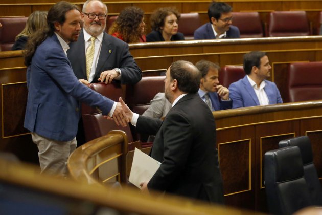 Pablo Iglesias saluda Oriol Junqueras constitución Congreso - ACN