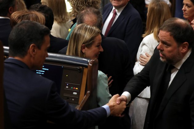Pedro Sánchez Oriol Junqueras encaixada de mà, salutació, Constitució Congrés - EFE Pedro Sánchez Oriol Junqueras encaixada de mà, salutació, Constitució Congrés - EFE