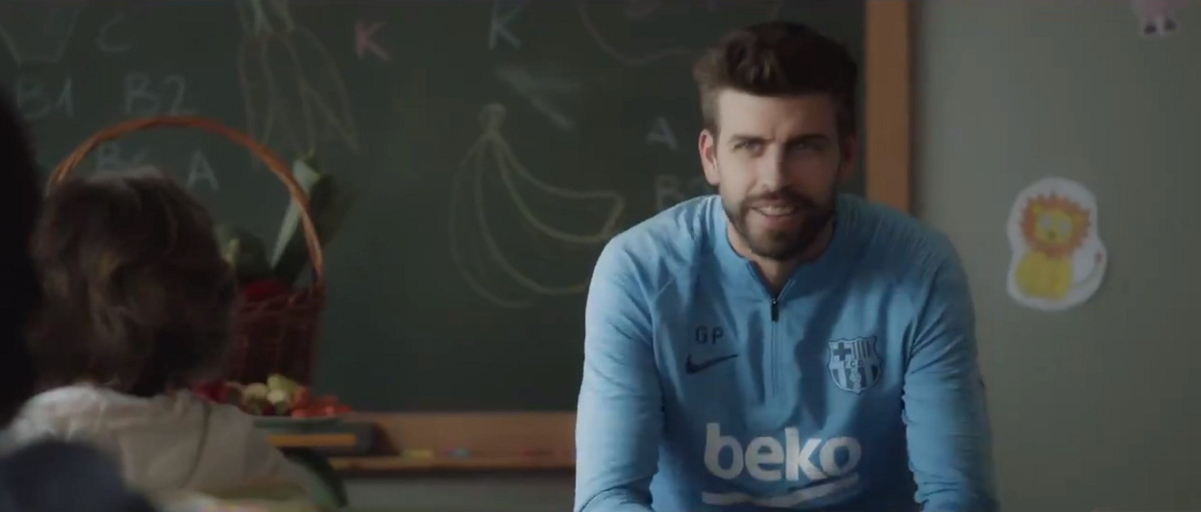 Gerard Piqué sorprèn els nens d'una escola i els dona una lliçó