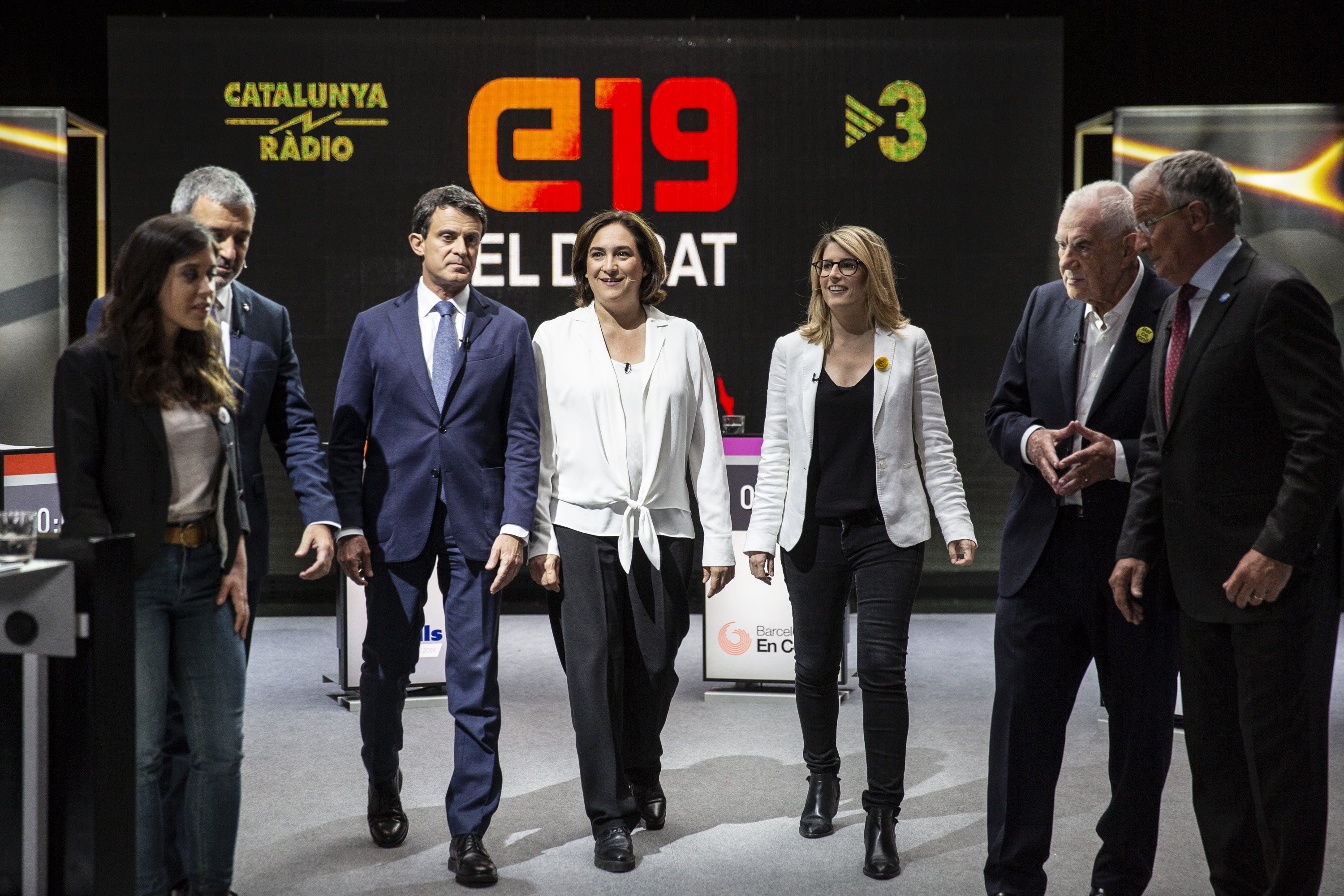 Colau insiste en el tripartito imposible y se deja querer por Valls