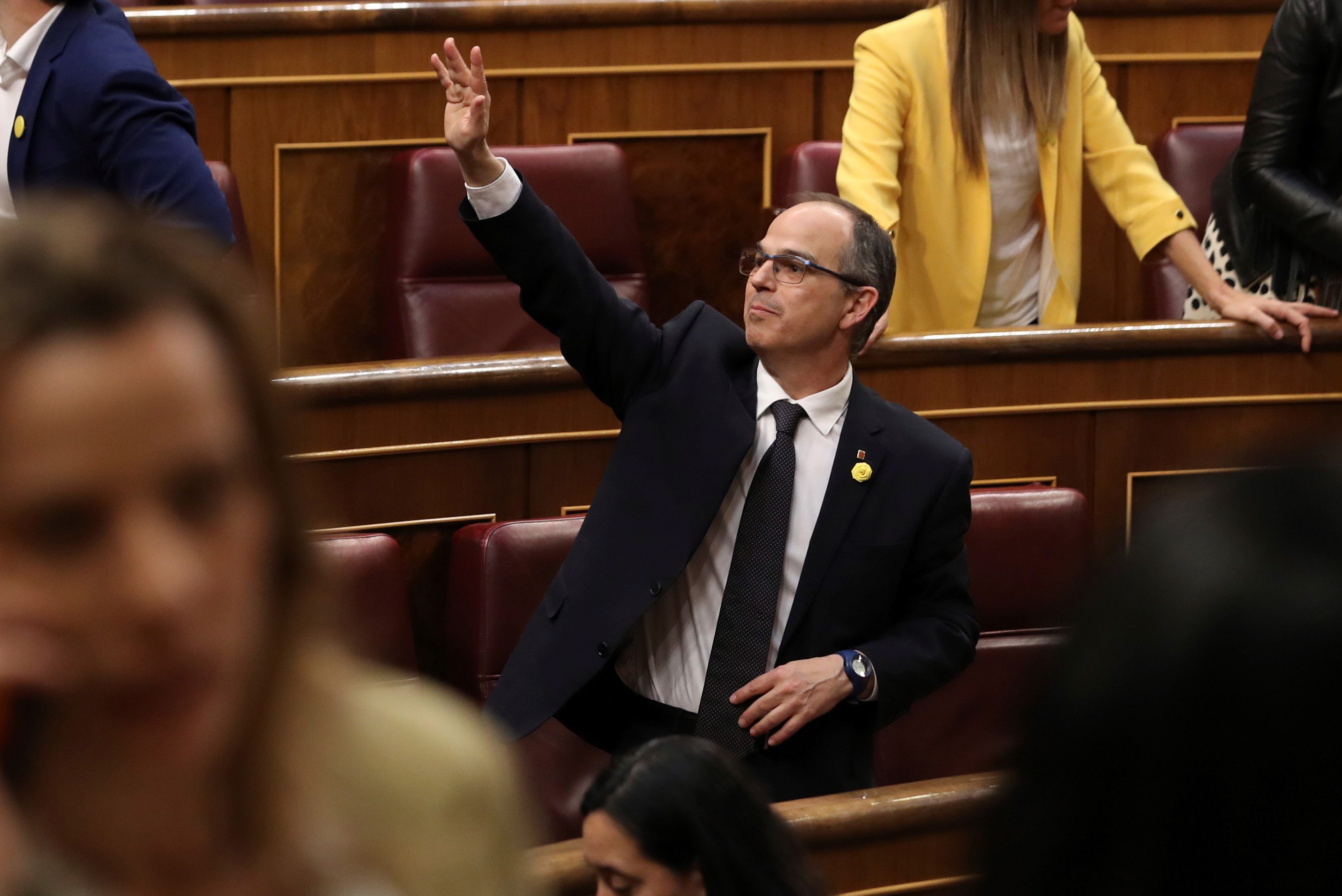 Turull agradece que Parets haya colocado un lazo amarillo en el Ayuntamiento