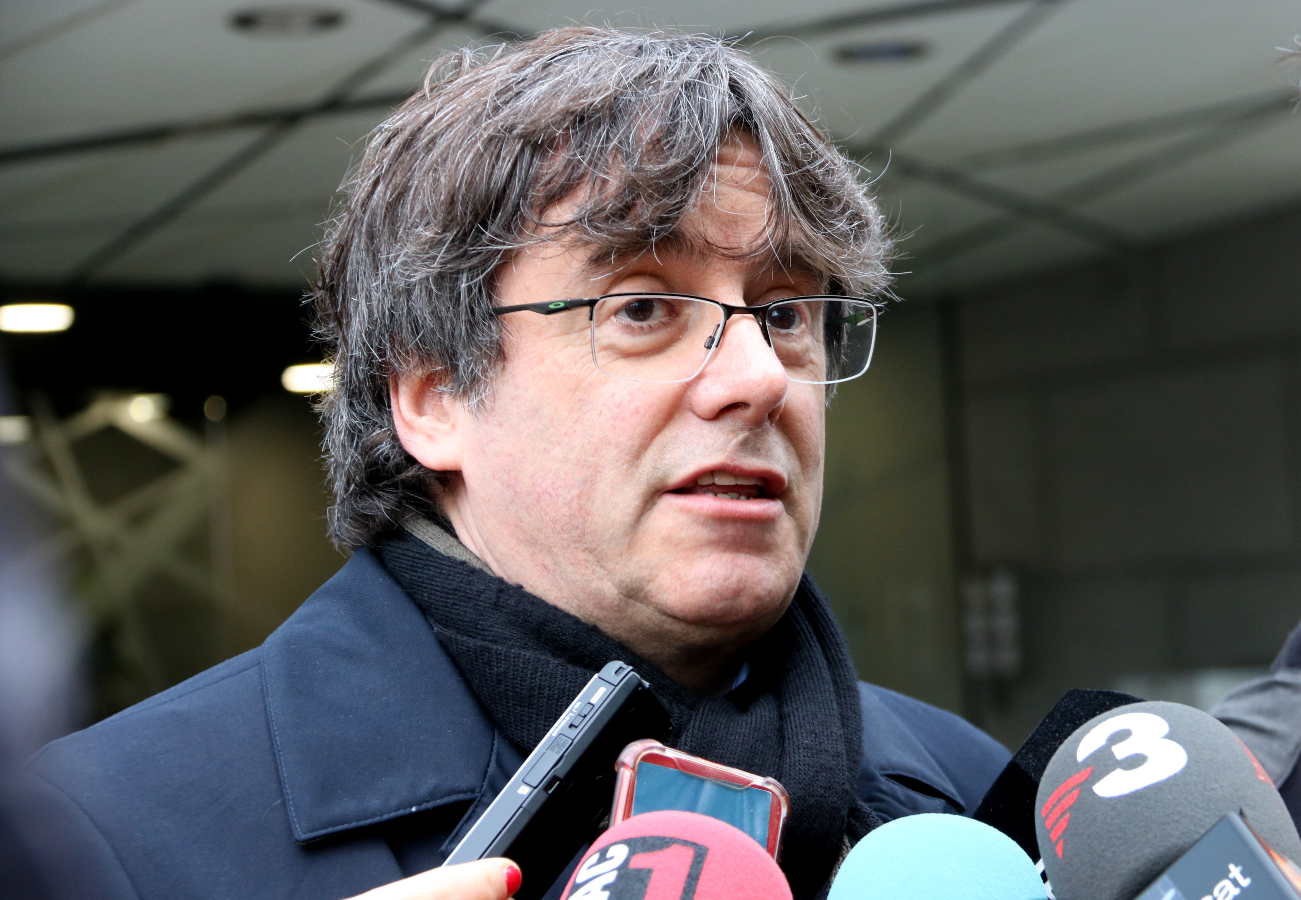 Puigdemont acusa a Sánchez de buscar su investidura con las suspensiones