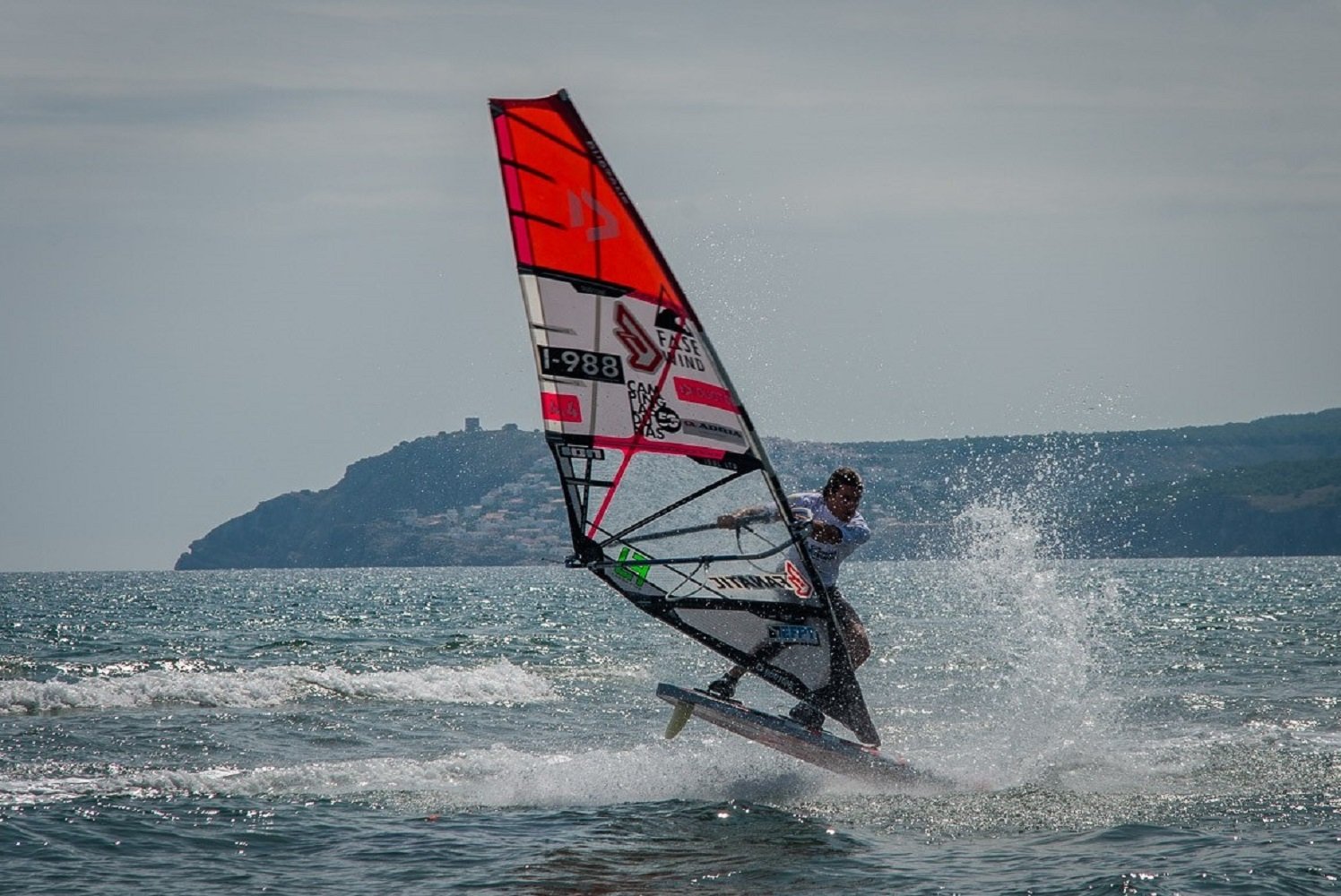 Els millors windsurfistes del planeta llueixen aquests dies a la badia de Roses