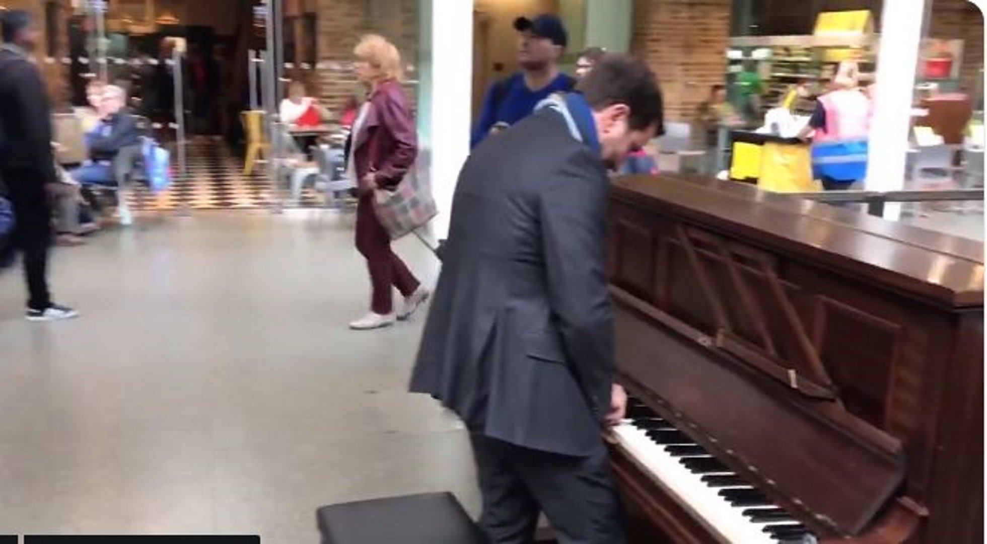 'Els Segadors' improvisados de Toni Comín en medio de Londres