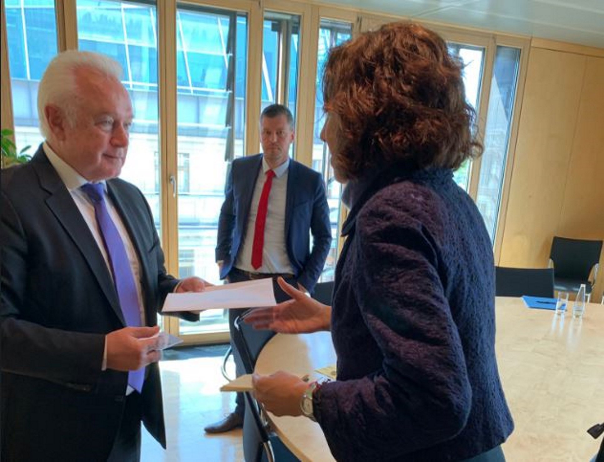 La delegación española, recibida en el Bundestag por el mismo vicepresidente que Puigdemont