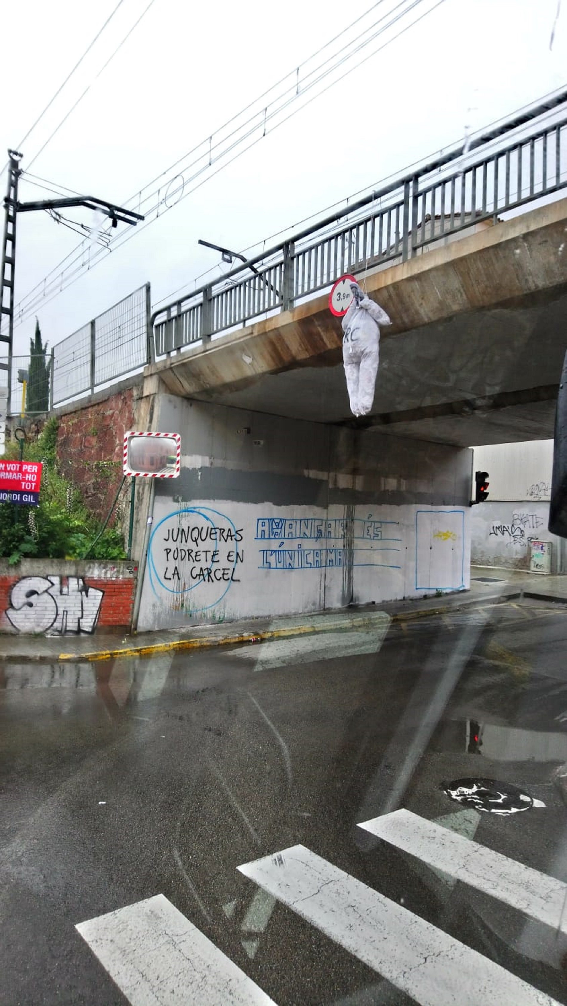 Aparece un muñeco con la cara de Junqueras colgado de un puente en Sant Vicenç dels Horts