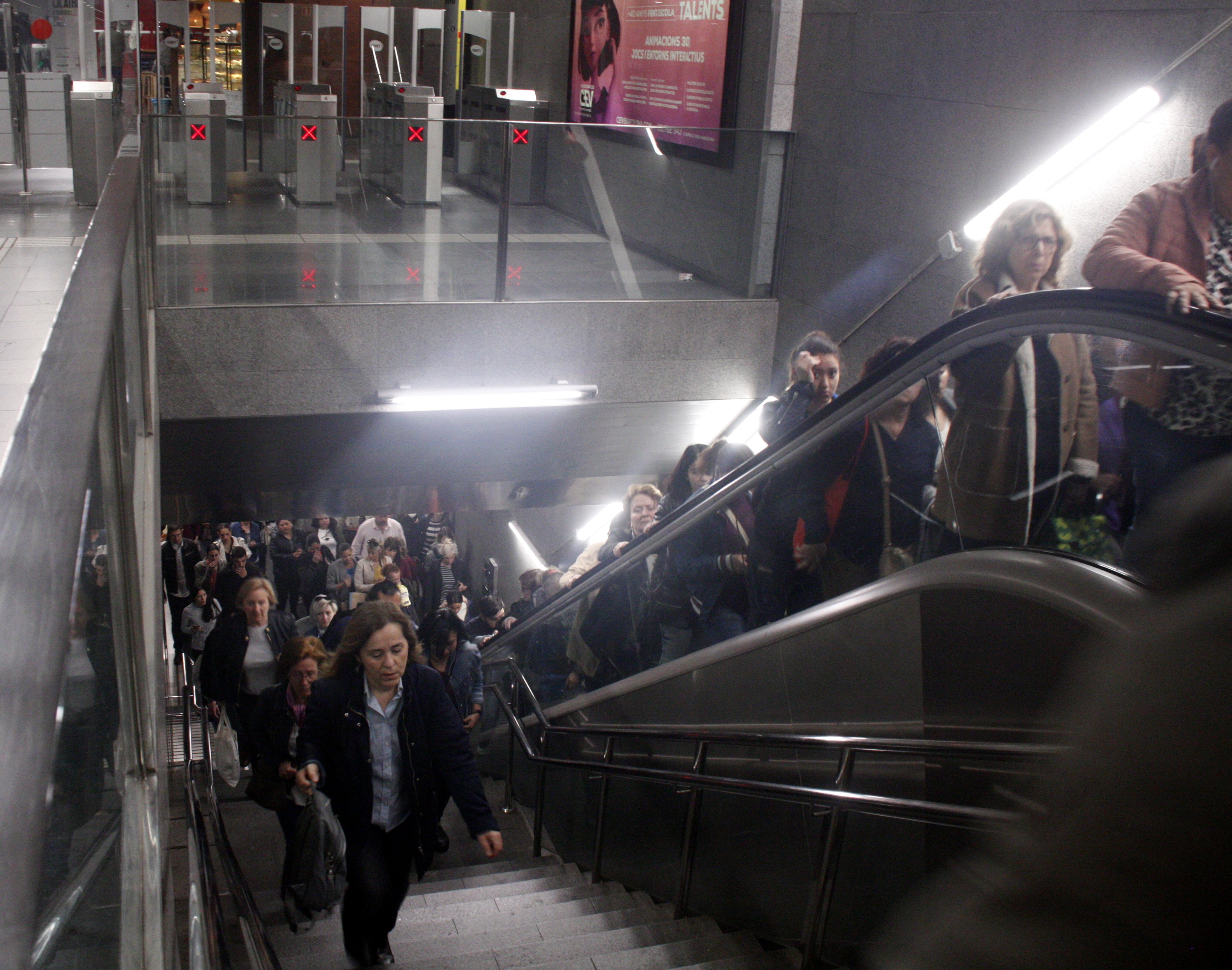 Aglomeraciones en el Metro en una mañana difícil para la movilidad en Barcelona