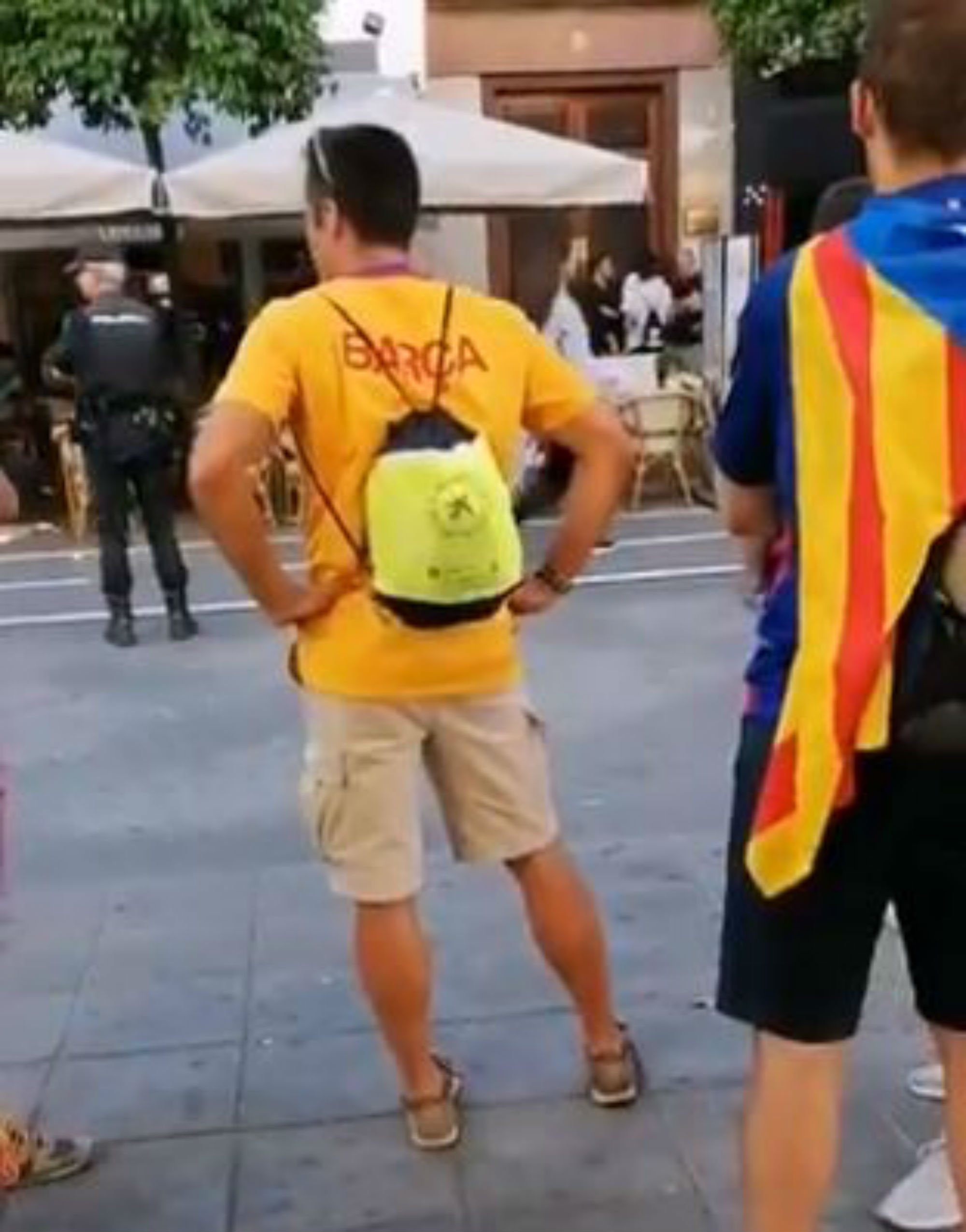 Seguidores del Barça denuncian que la Policía Nacional los ha rodeado por llevar esteladas