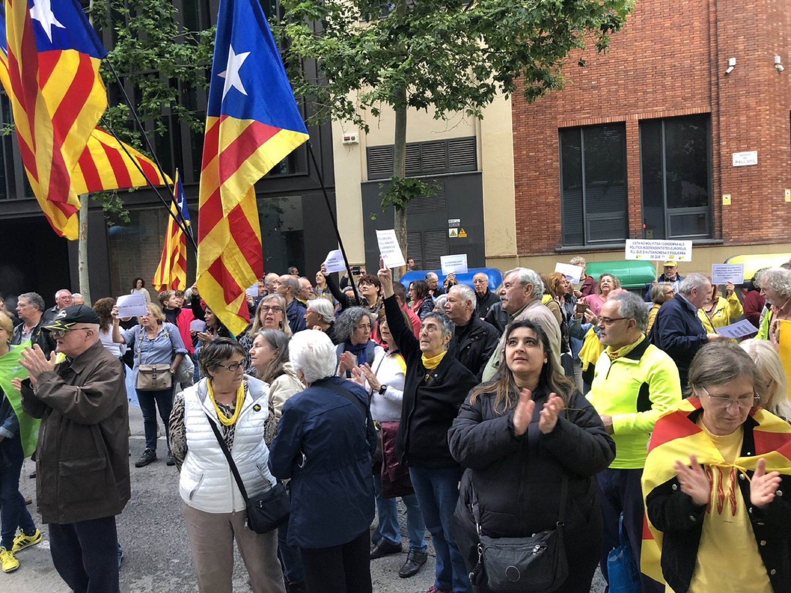 Protests outside Catalan Socialist party offices at suspension of jailed deputies