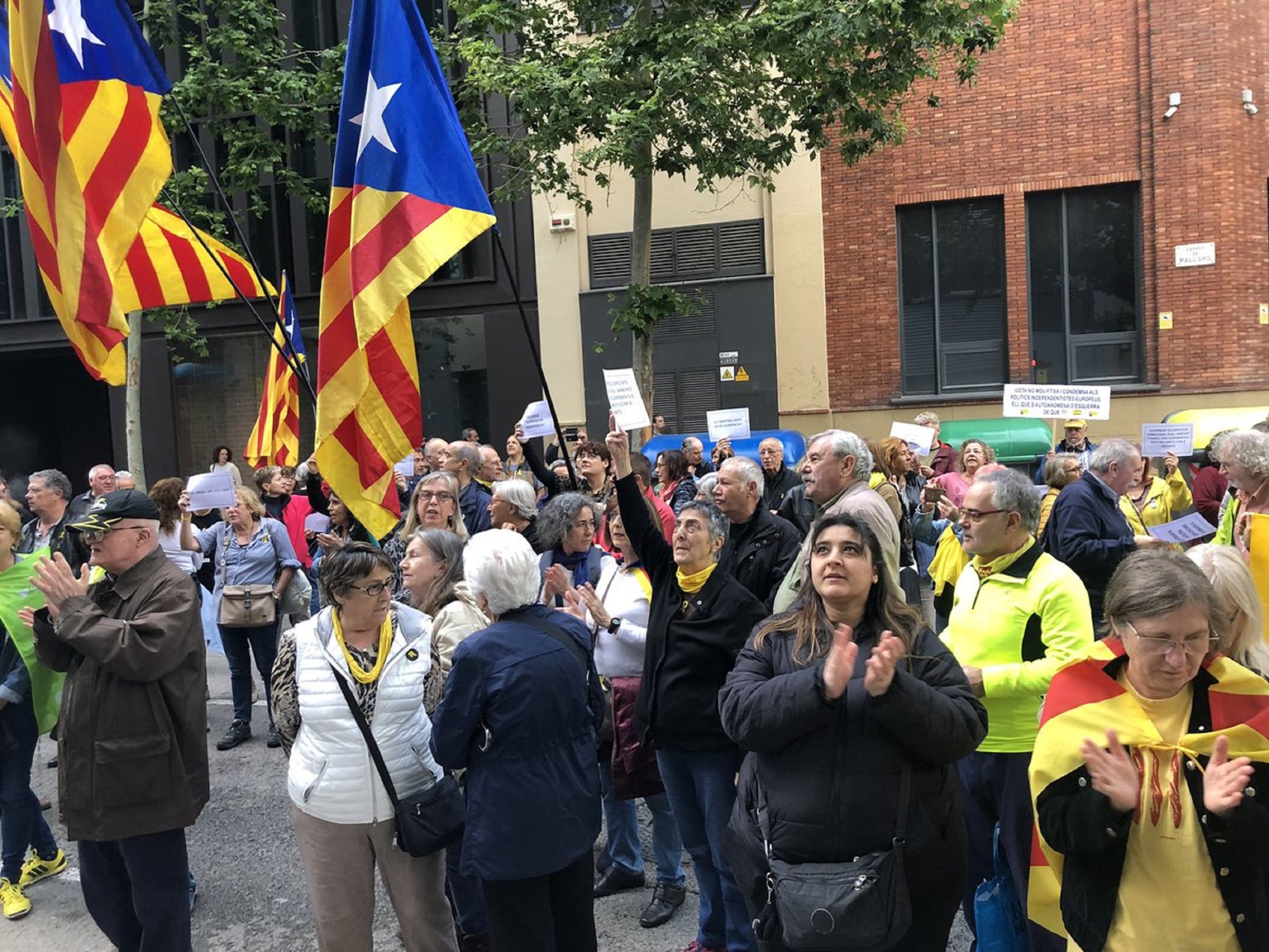 Protestes davant seus del PSC per la suspensió dels presos polítics