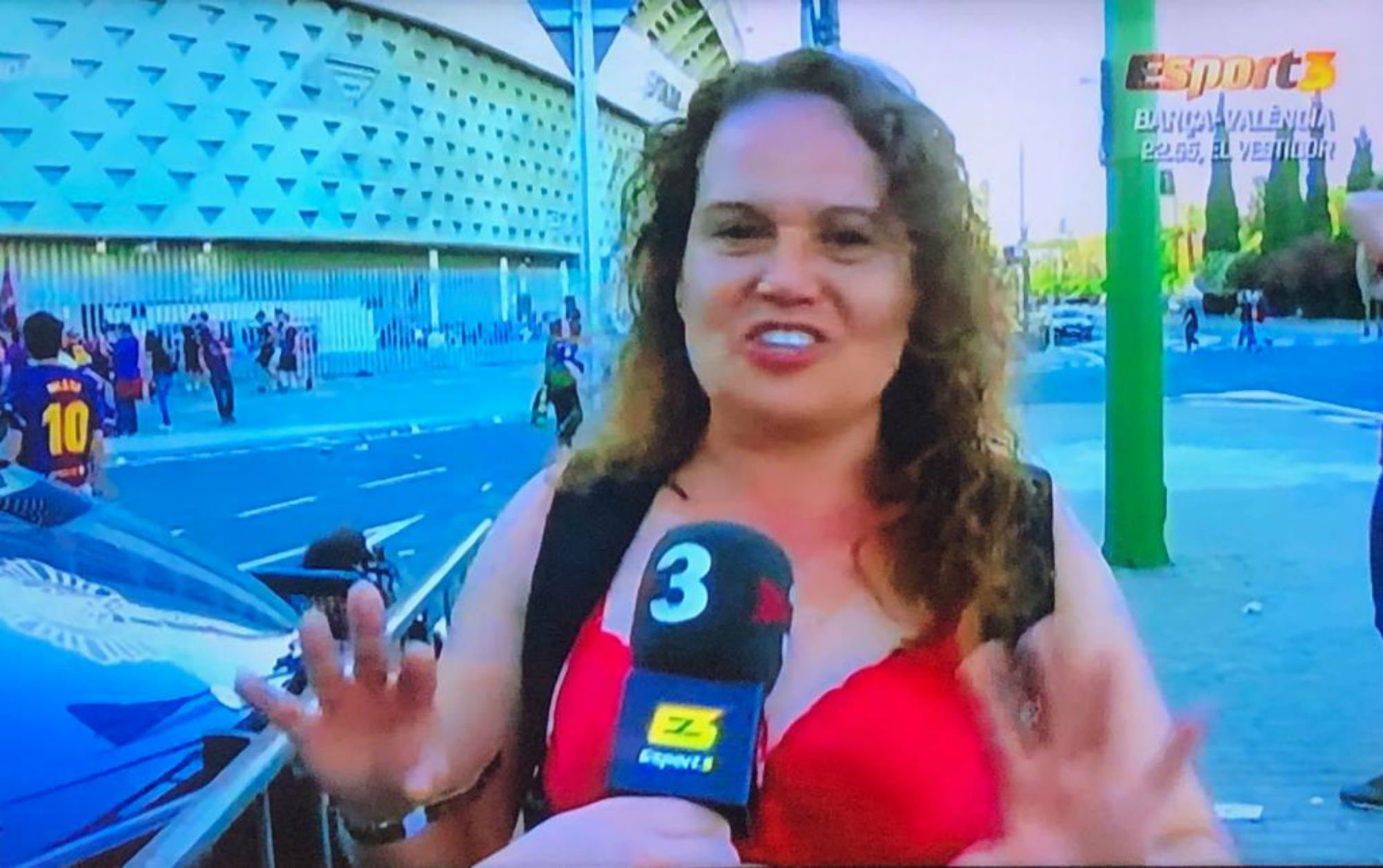 Barça fan enters cup final in her bra after police take "political prisoners" shirt