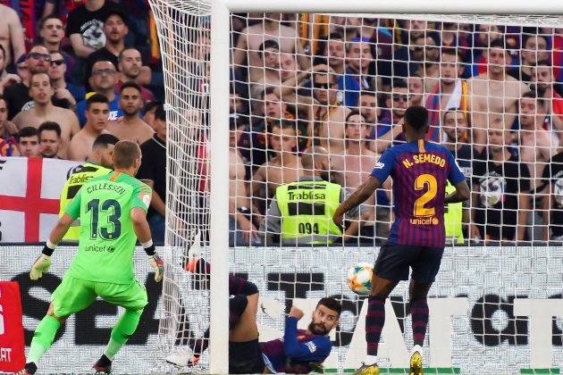 Gerard Piqué Salvada Final Copa Barça Valencia EFE