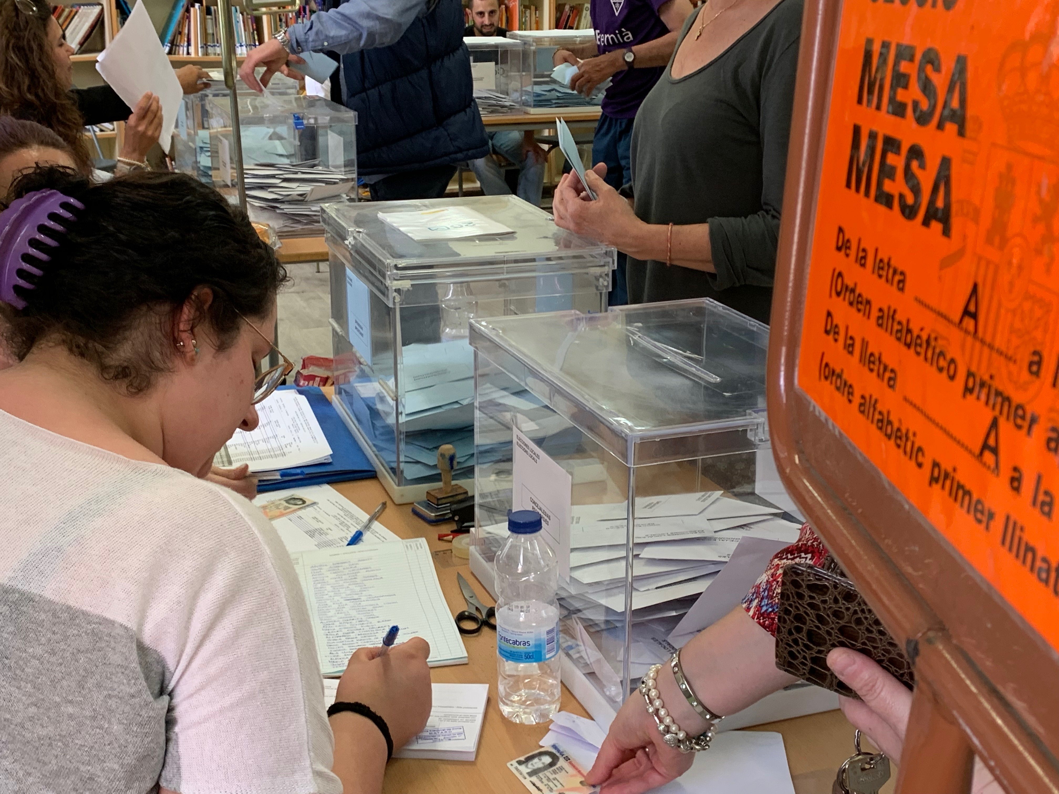 El Síndic aconseja aplazar el 14-F: hasta 216.000 personas no podrían votar