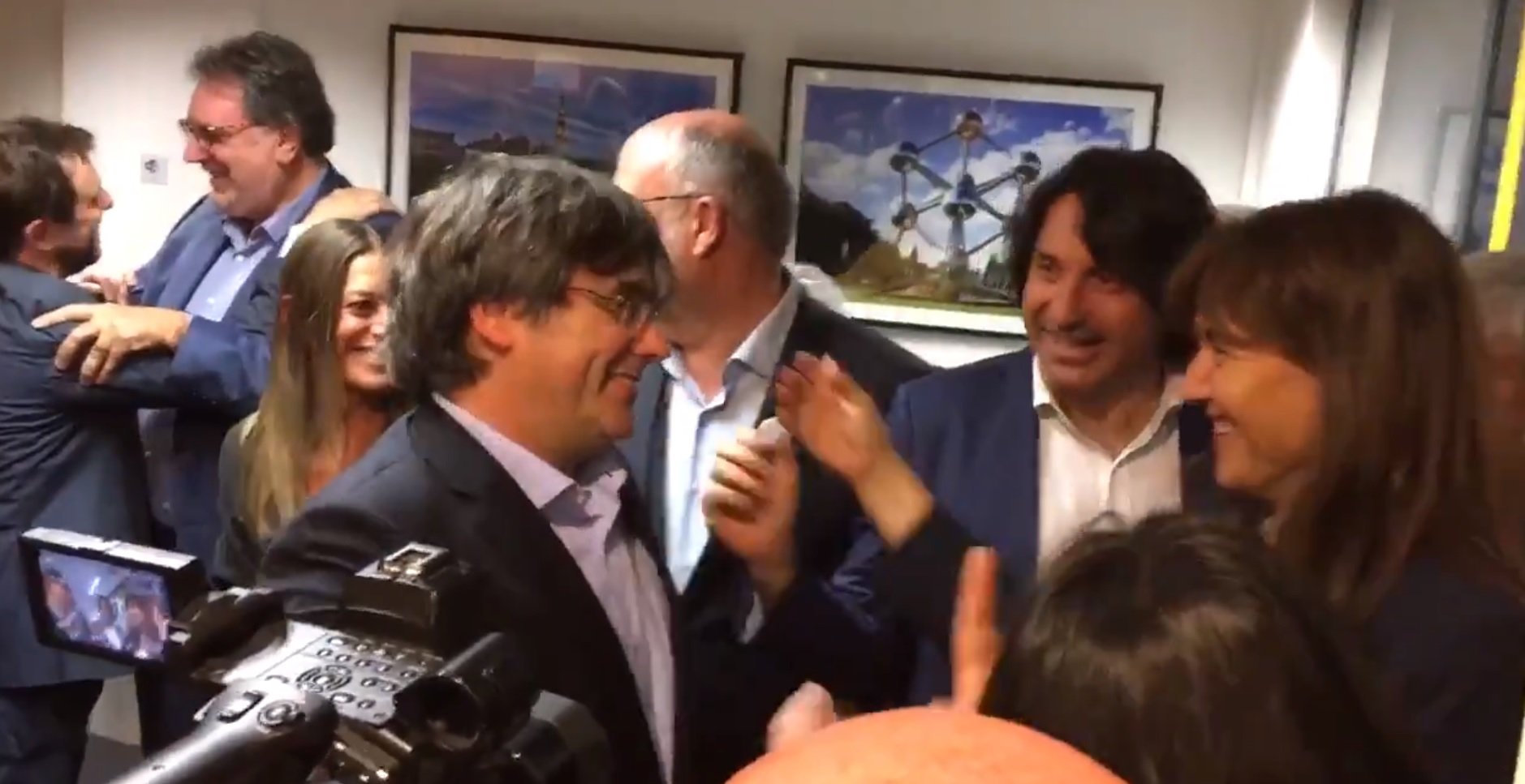 VÍDEO: Eufòria a la seu de la nit electoral amb Puigdemont a Brussel·les