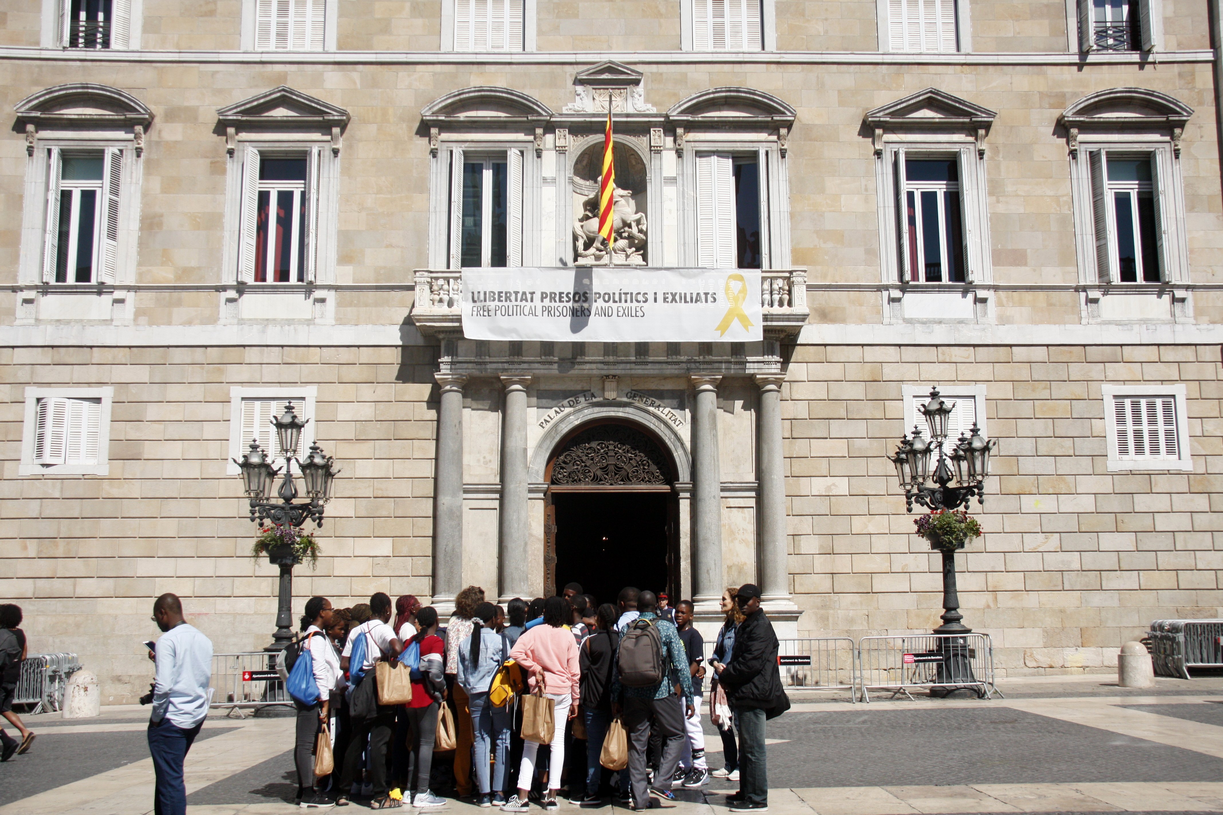 La pancarta por la libertad de los presos políticos vuelve al balcón del Palau de la Generalitat