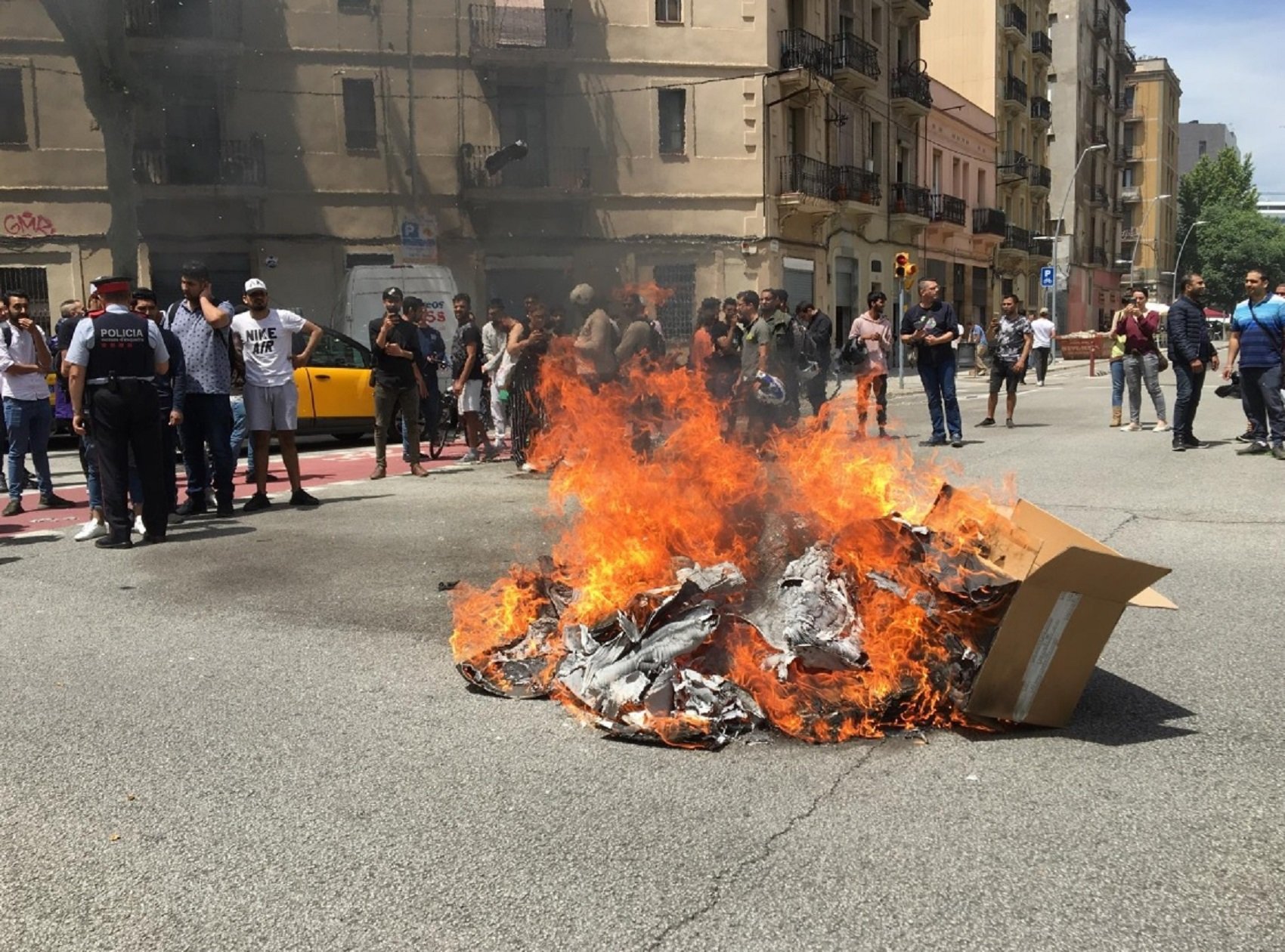 Uns 100 repartidors es concentren davant de Glovo a Barcelona per la mort d'un company