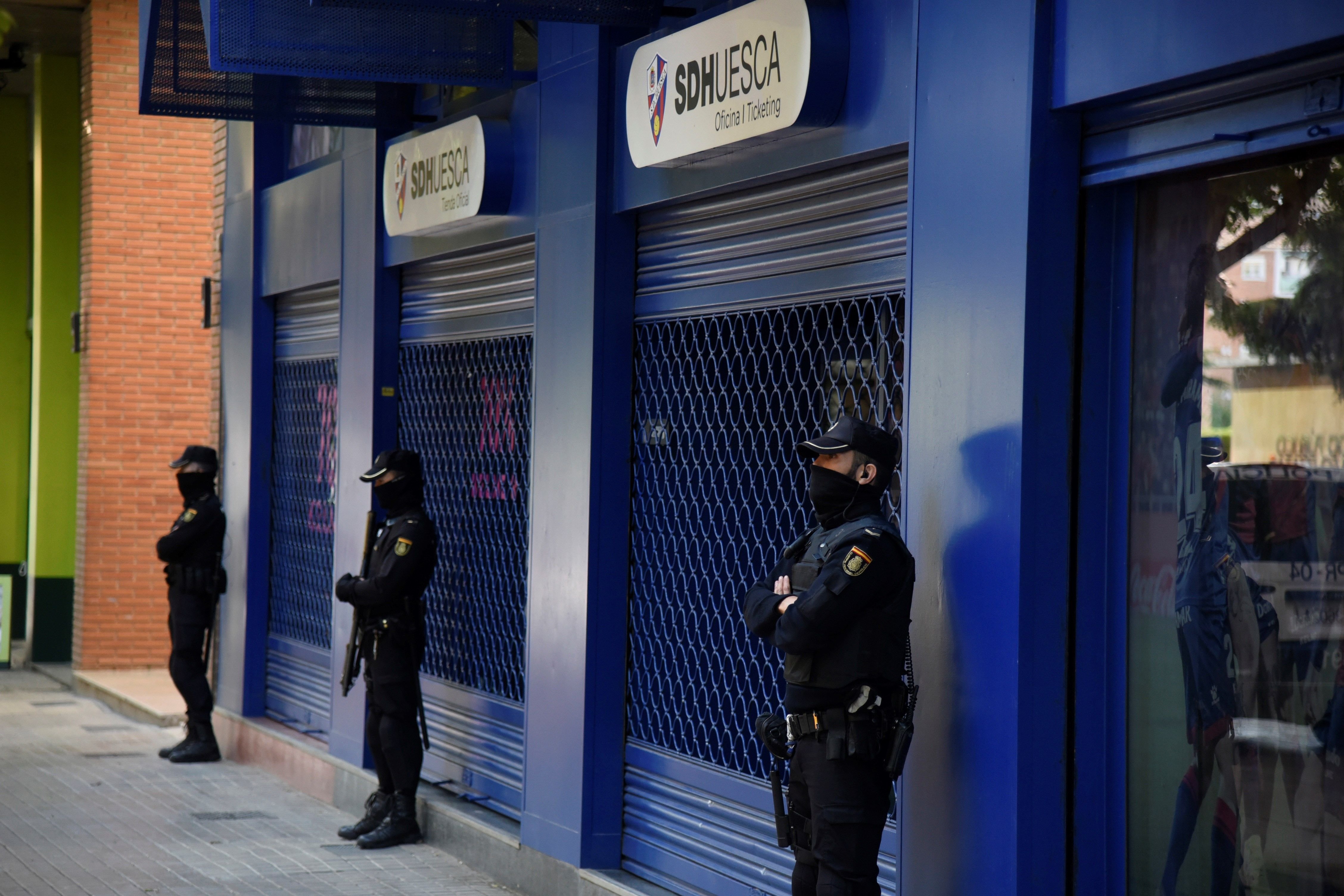 La Policia Nacional escorcolla la seu de l'Osca per presumptament arreglar partits