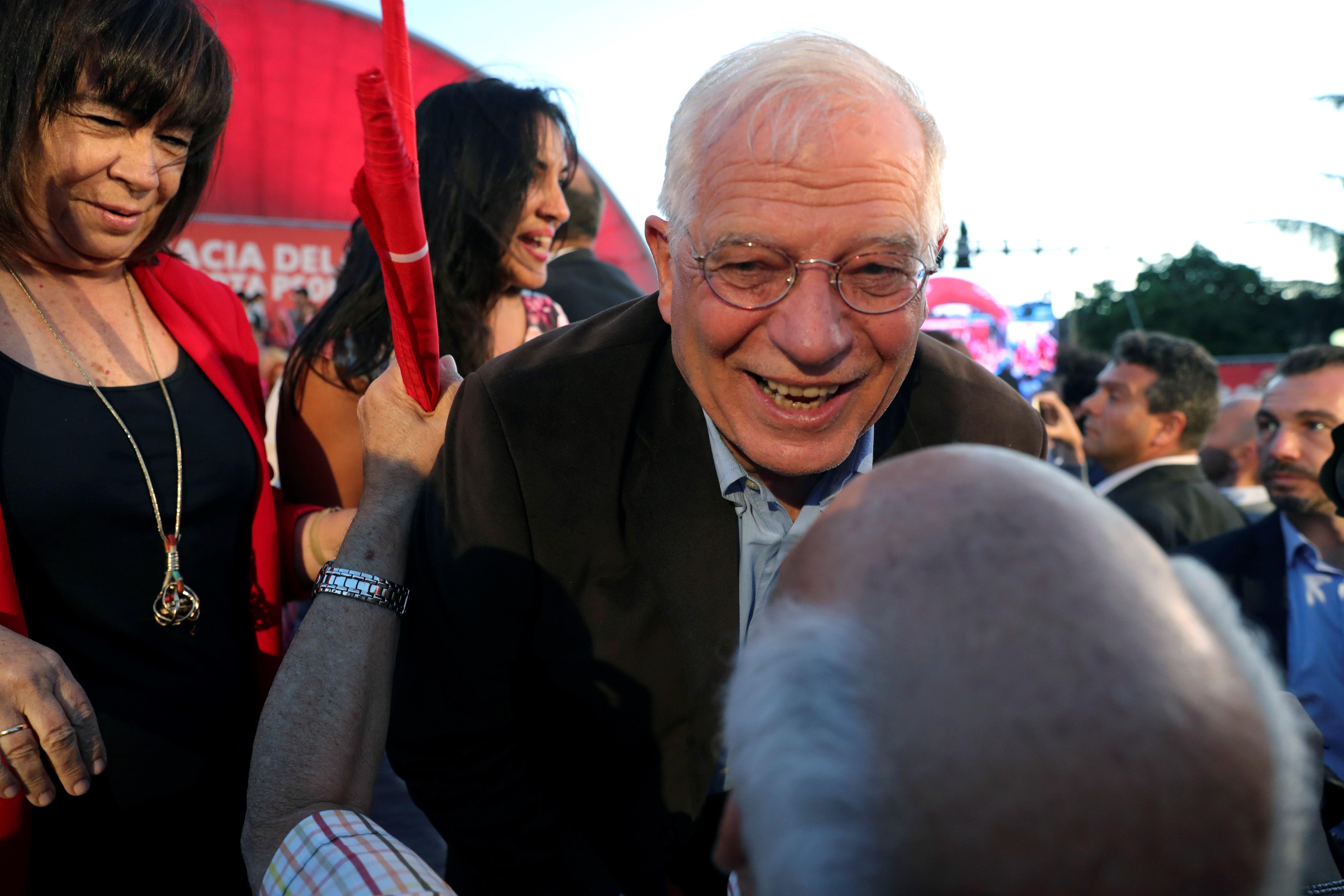 La surrealista vestimenta de Borrell al Níger