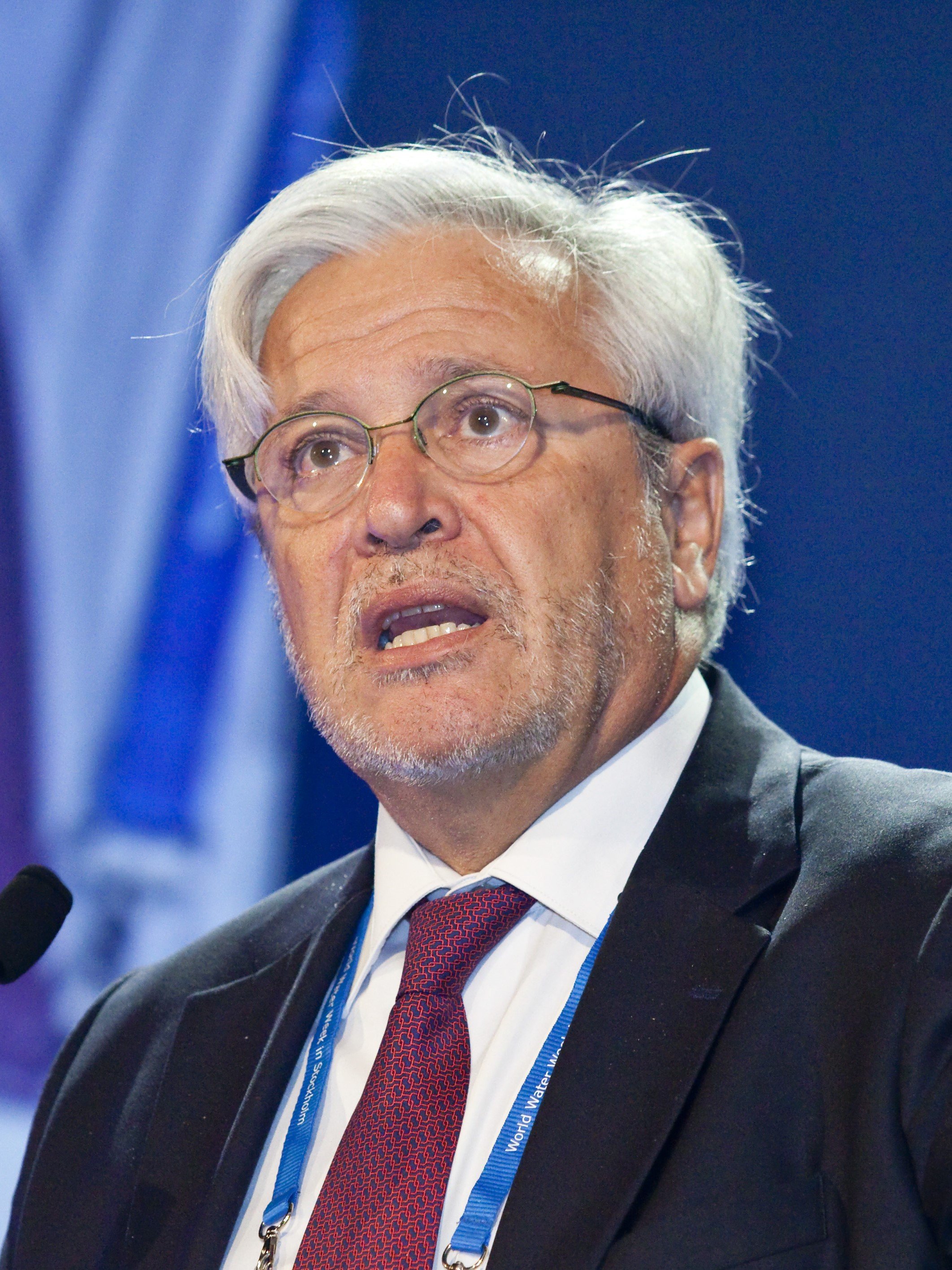 Joan Clos ficha por la segunda consultora de comunicación de España
