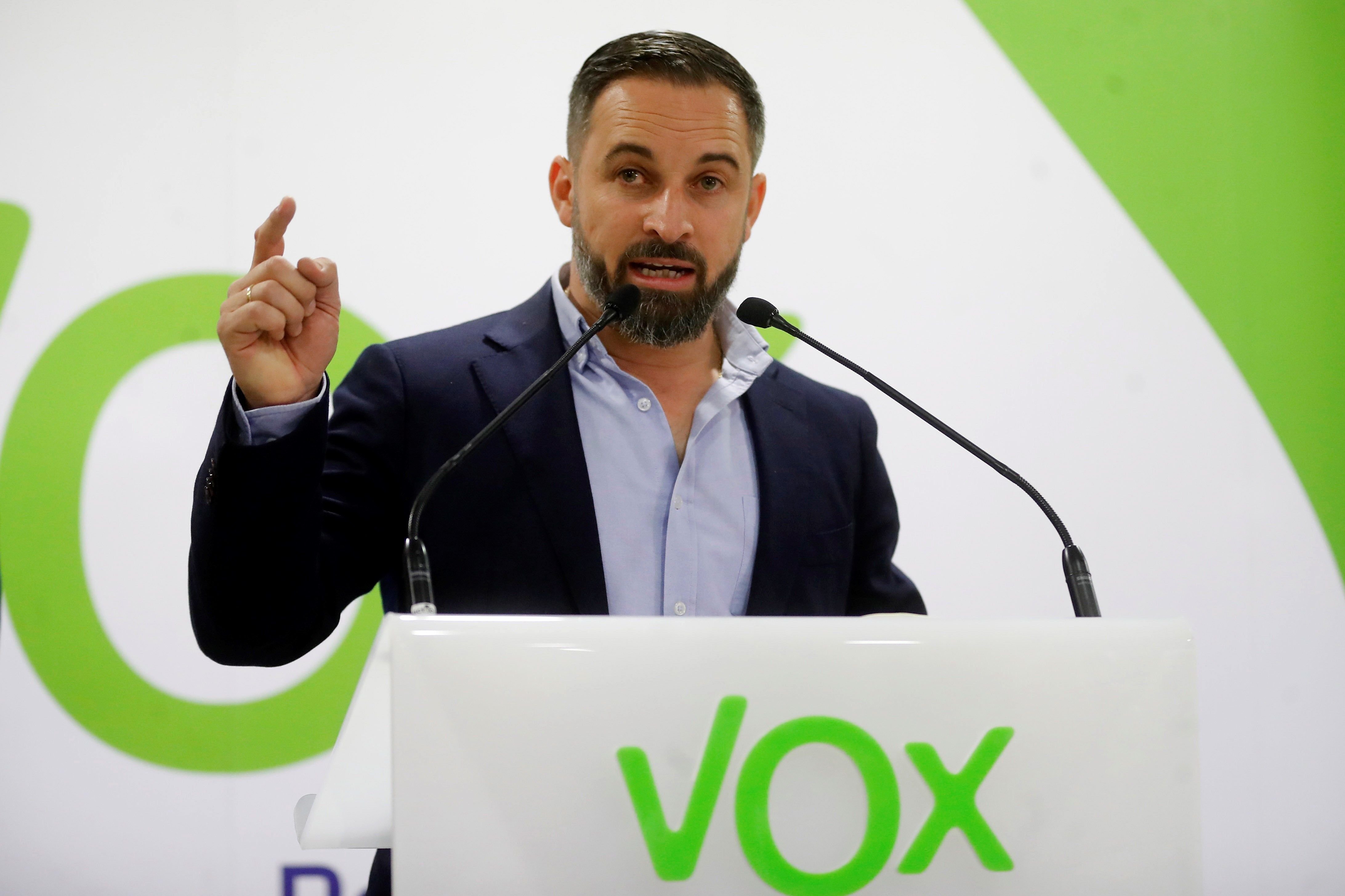 Abascal avisa a Casado y Rivera: deberán sentarse con Vox si quieren su apoyo