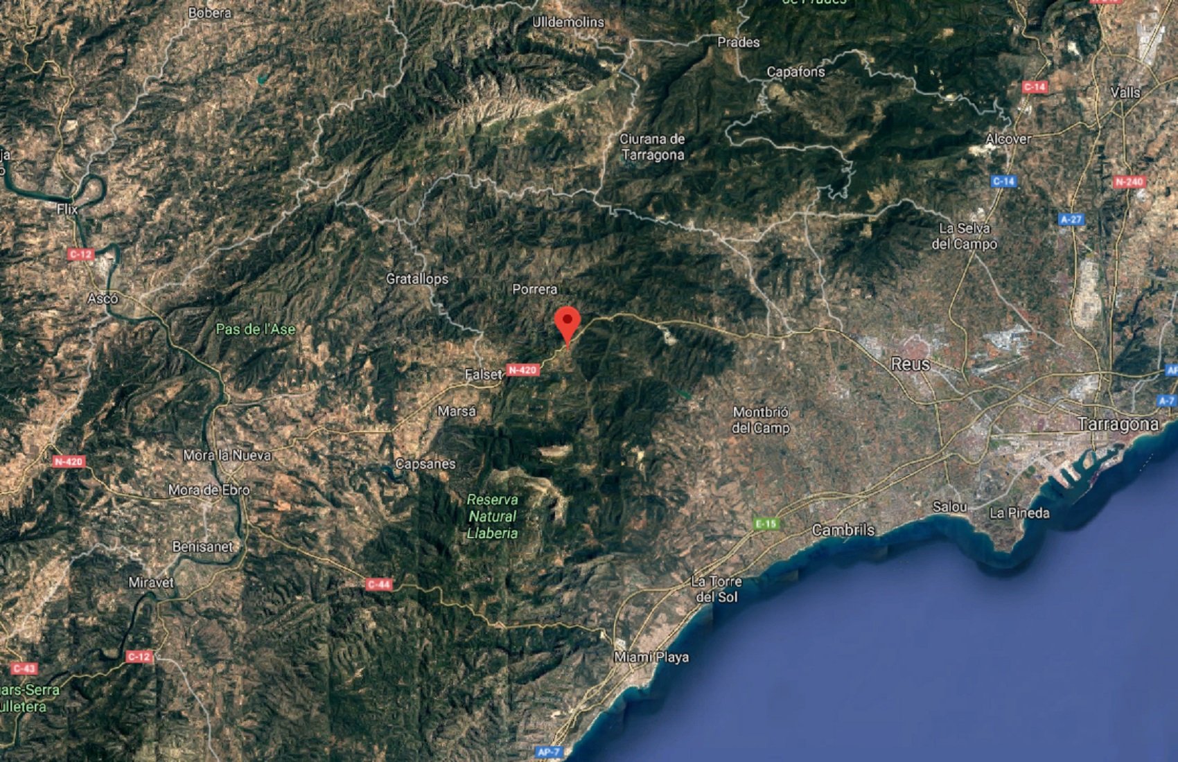 14 dotacions dels Bombers treballen en un incendi a Pradell de la Teixeta