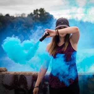 Bomba de fum (Trinity Kubassek, Pexels) Bomba de fum (Trinity Kubassek, Pexels)