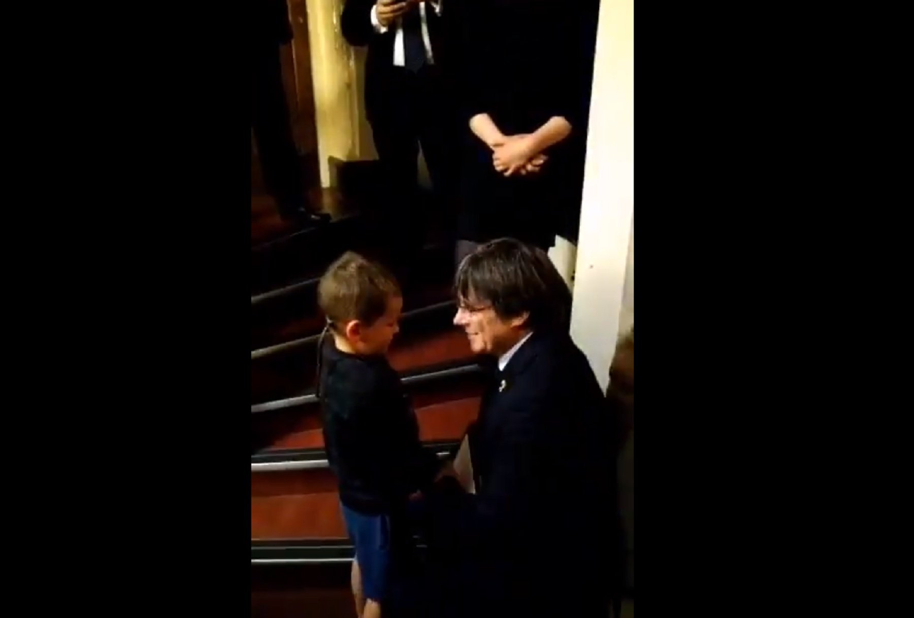 El tierno abrazo de un niño a Puigdemont