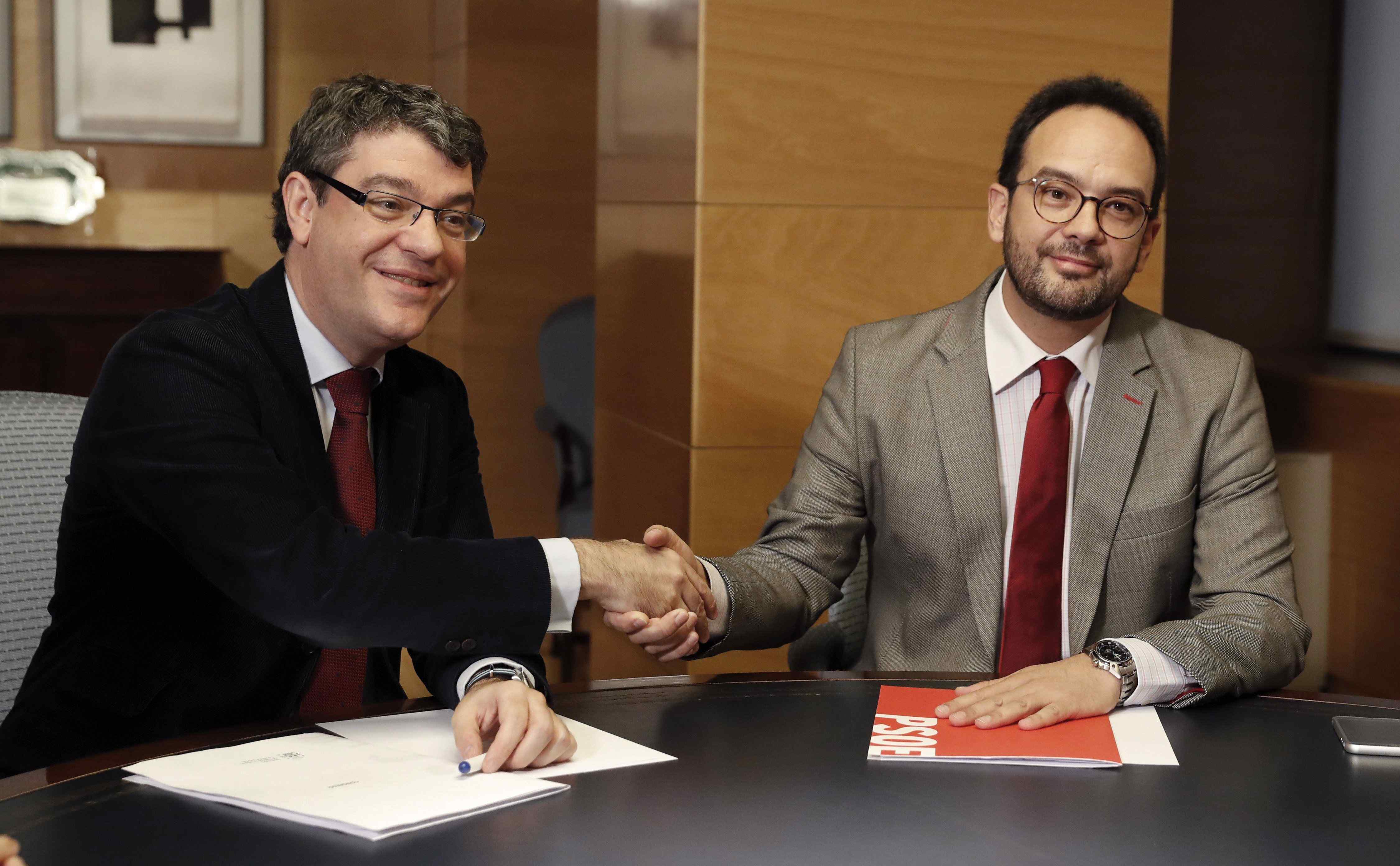PP y PSOE copian la ley catalana de pobreza energética recurrida por Rajoy al TC