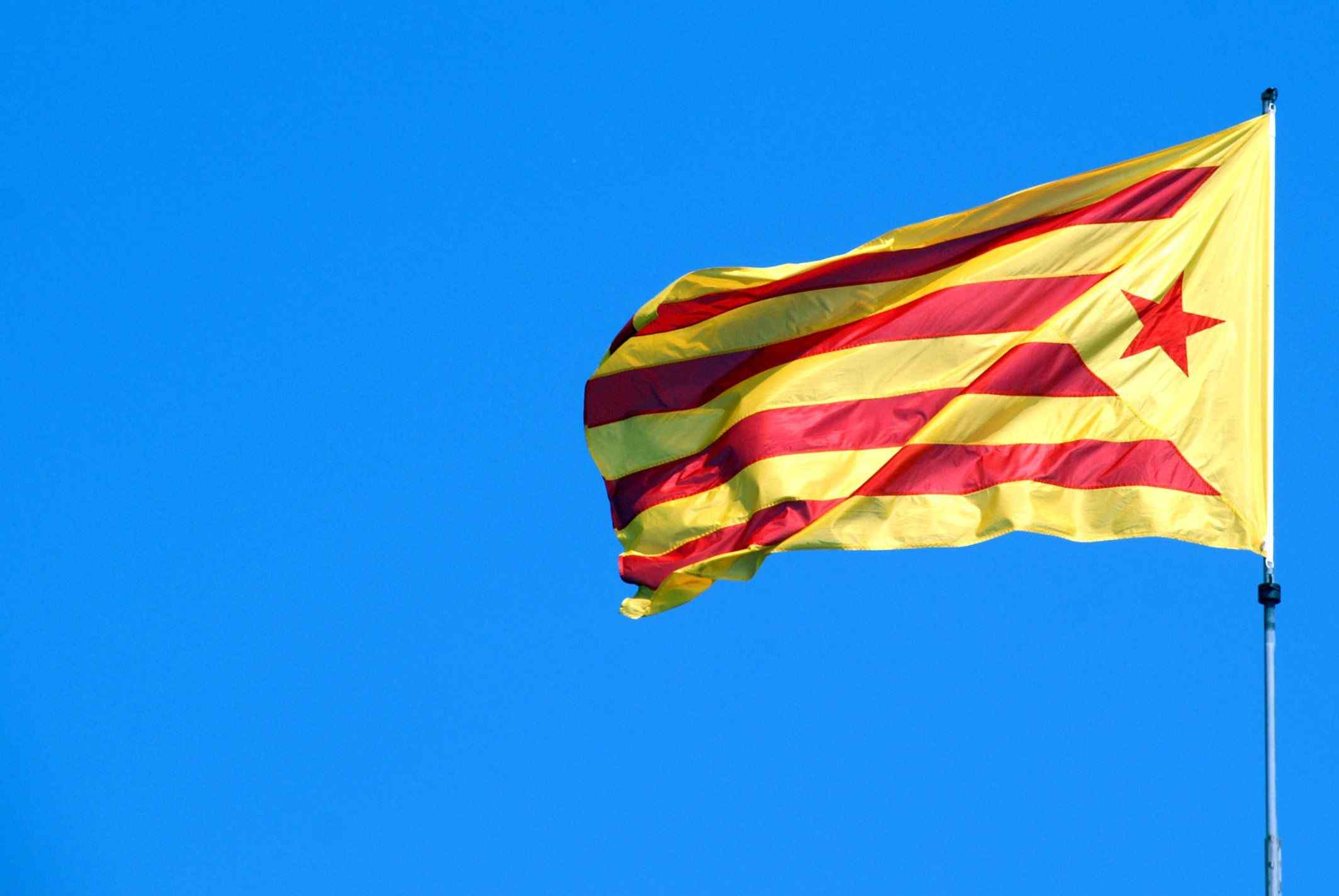 Identificats dos regidors del PP a Premià de Dalt per despenjar estelades dels fanals